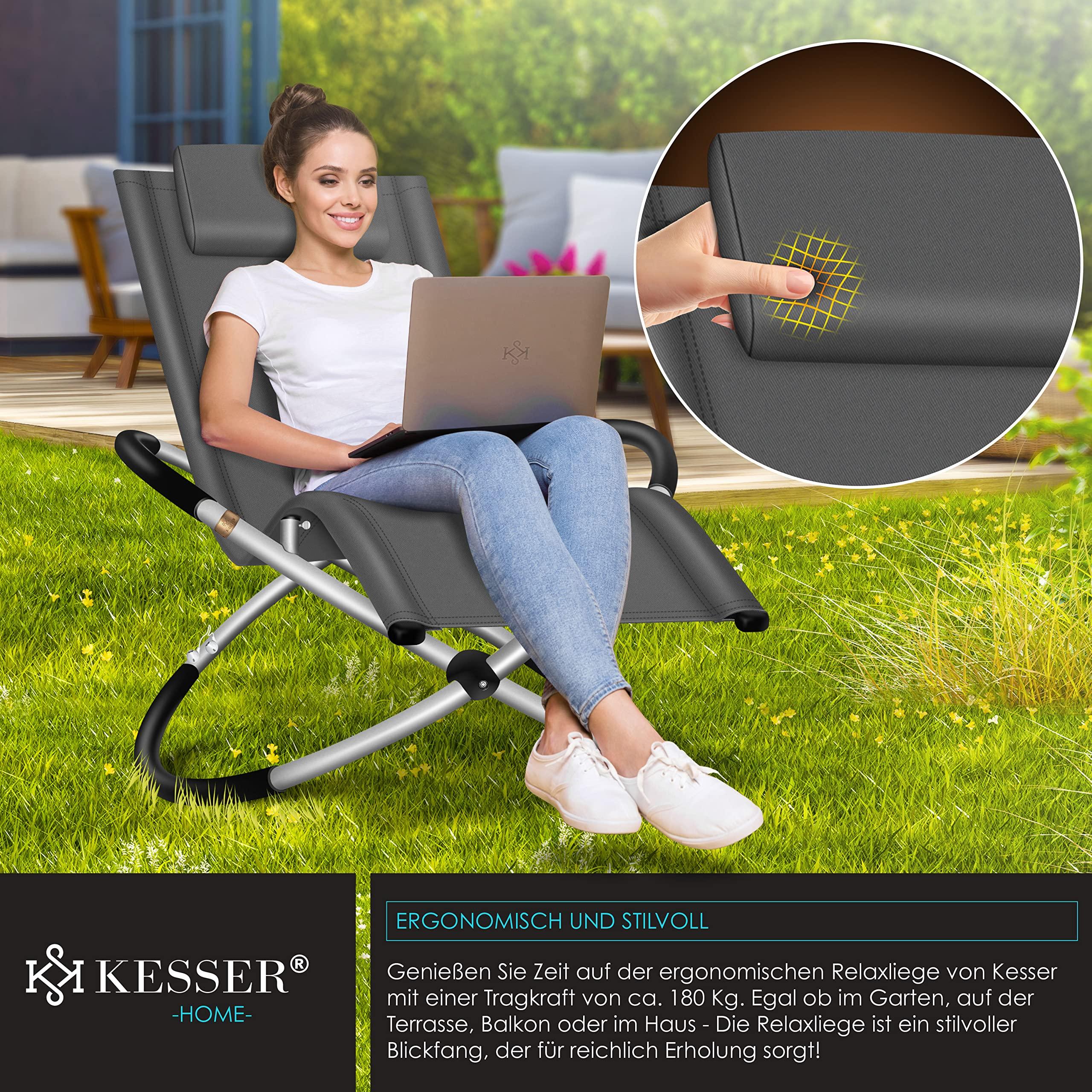 Eine Frau sitzt auf einer grauen Kesser-Relaxliege im Garten und arbeitet an einem Laptop.
