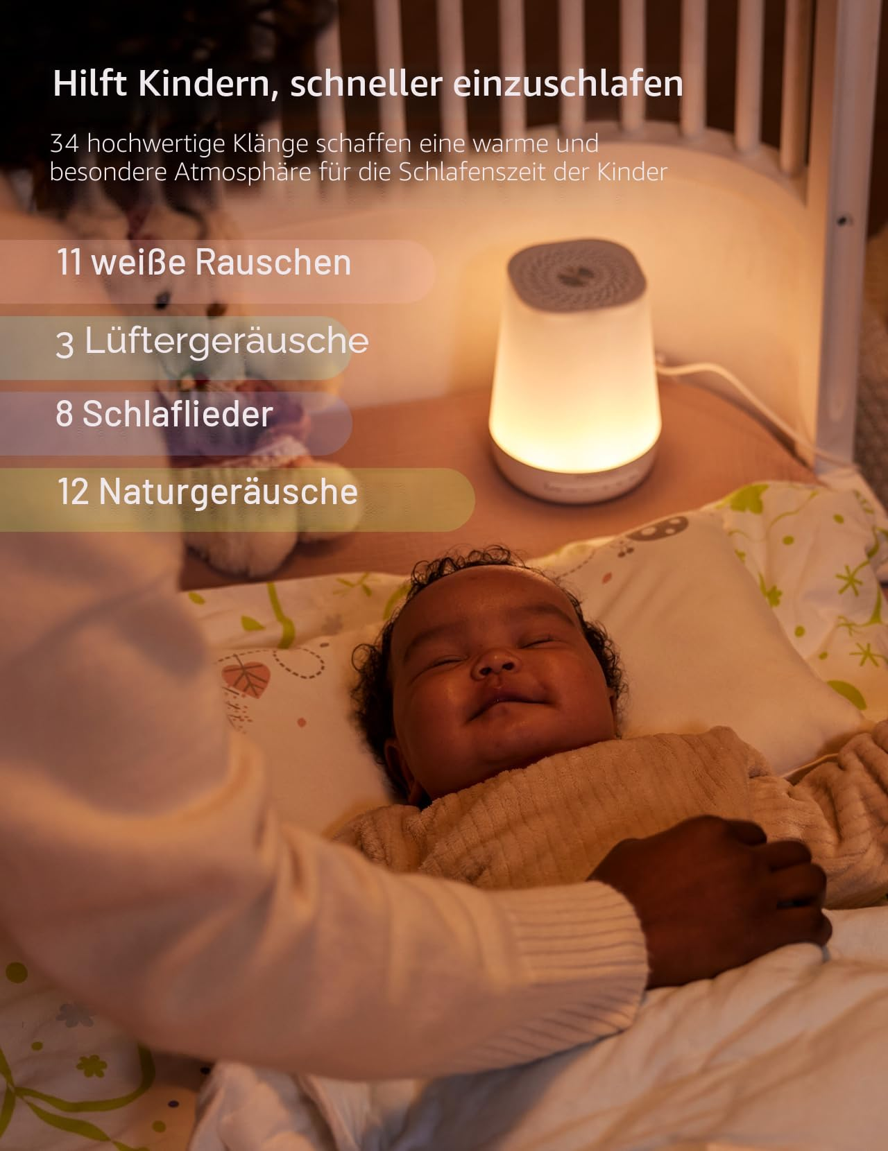 Un bébé dort paisiblement dans un lit près d'une lampe lumineuse.