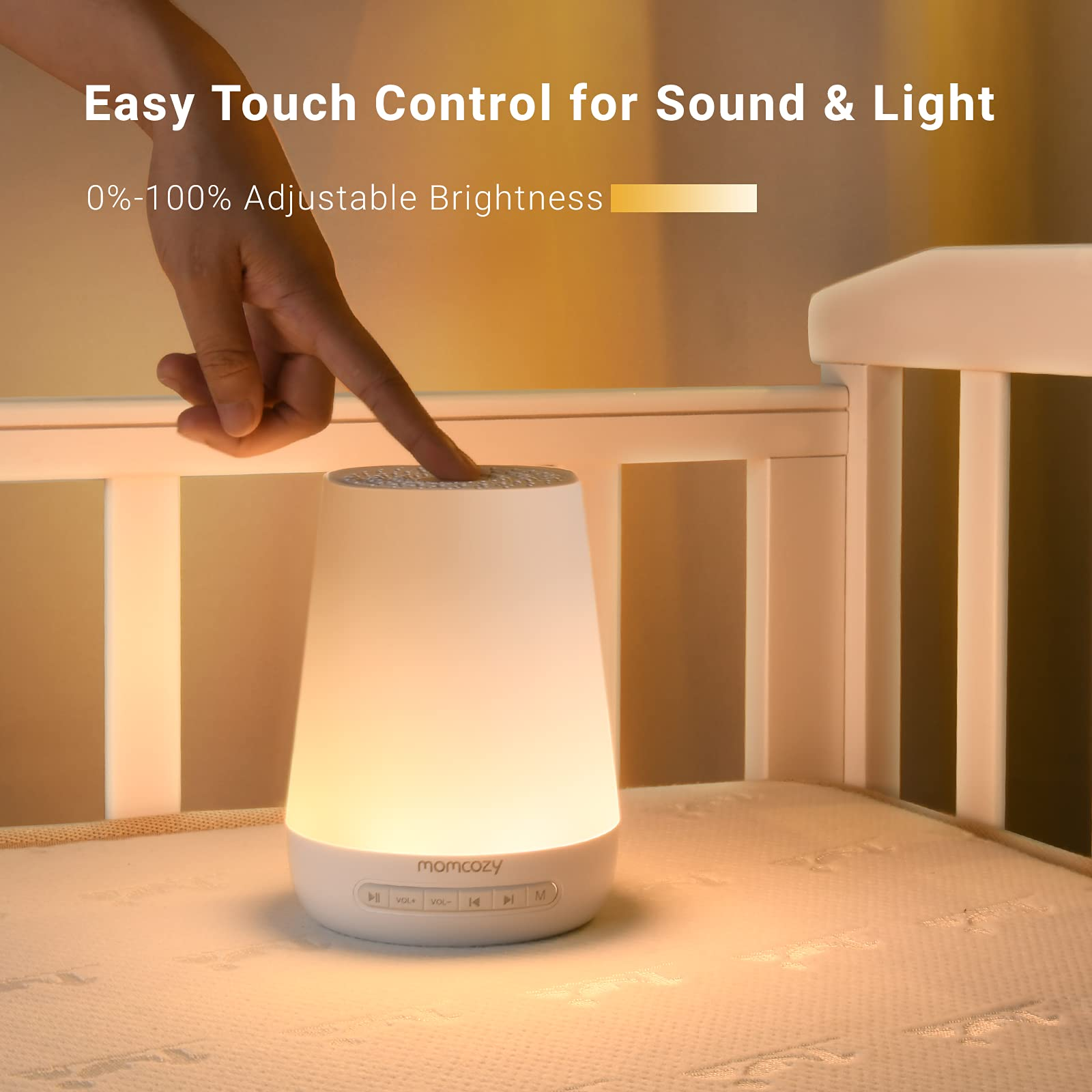 Main touchant une lampe de chevet blanche sur un matelas de berceau avec du texte.