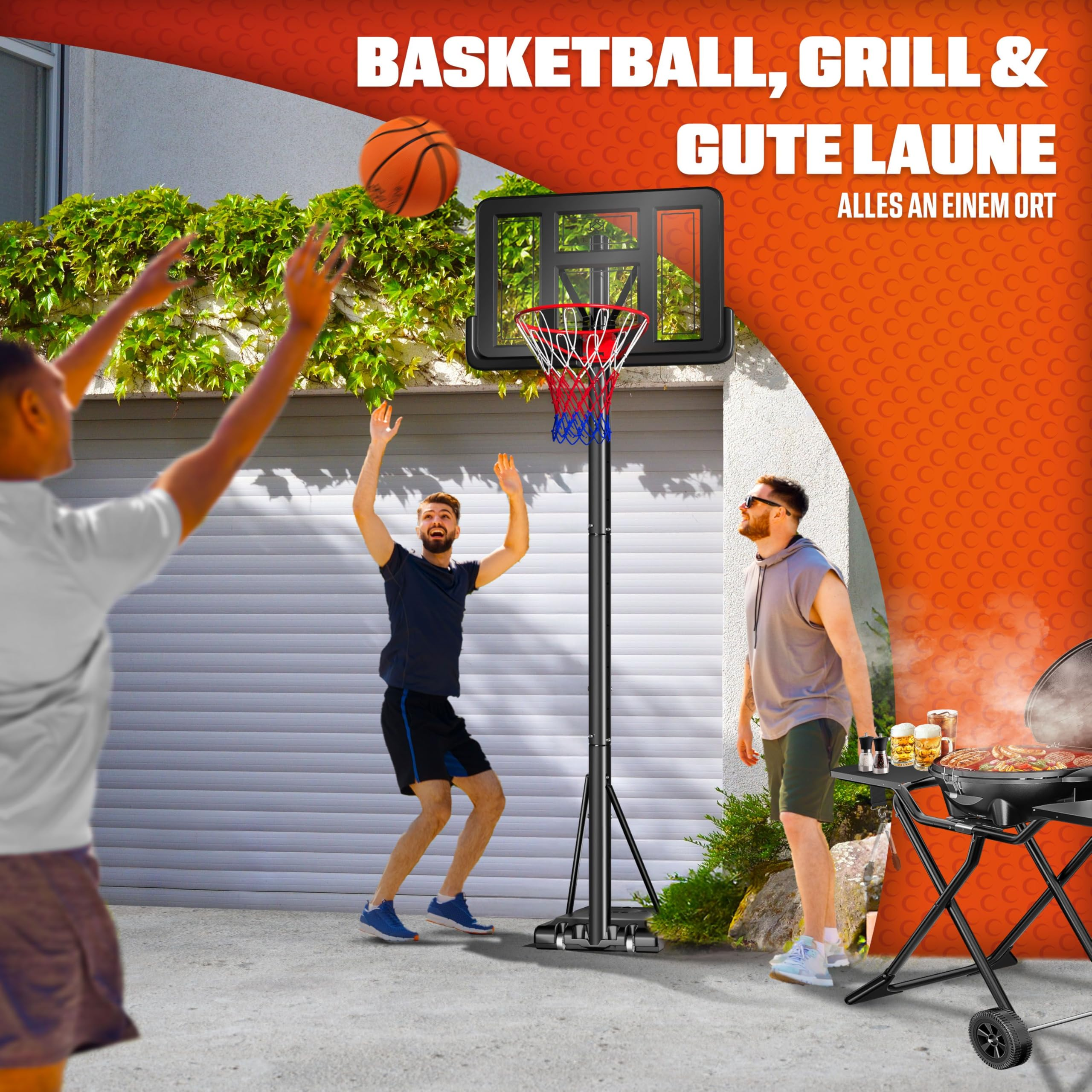 Tre amici giocano a basket all'aperto vicino a un garage mentre un barbecue cuoce del cibo. Testo: Basketball, Grill & Gute Laune.
