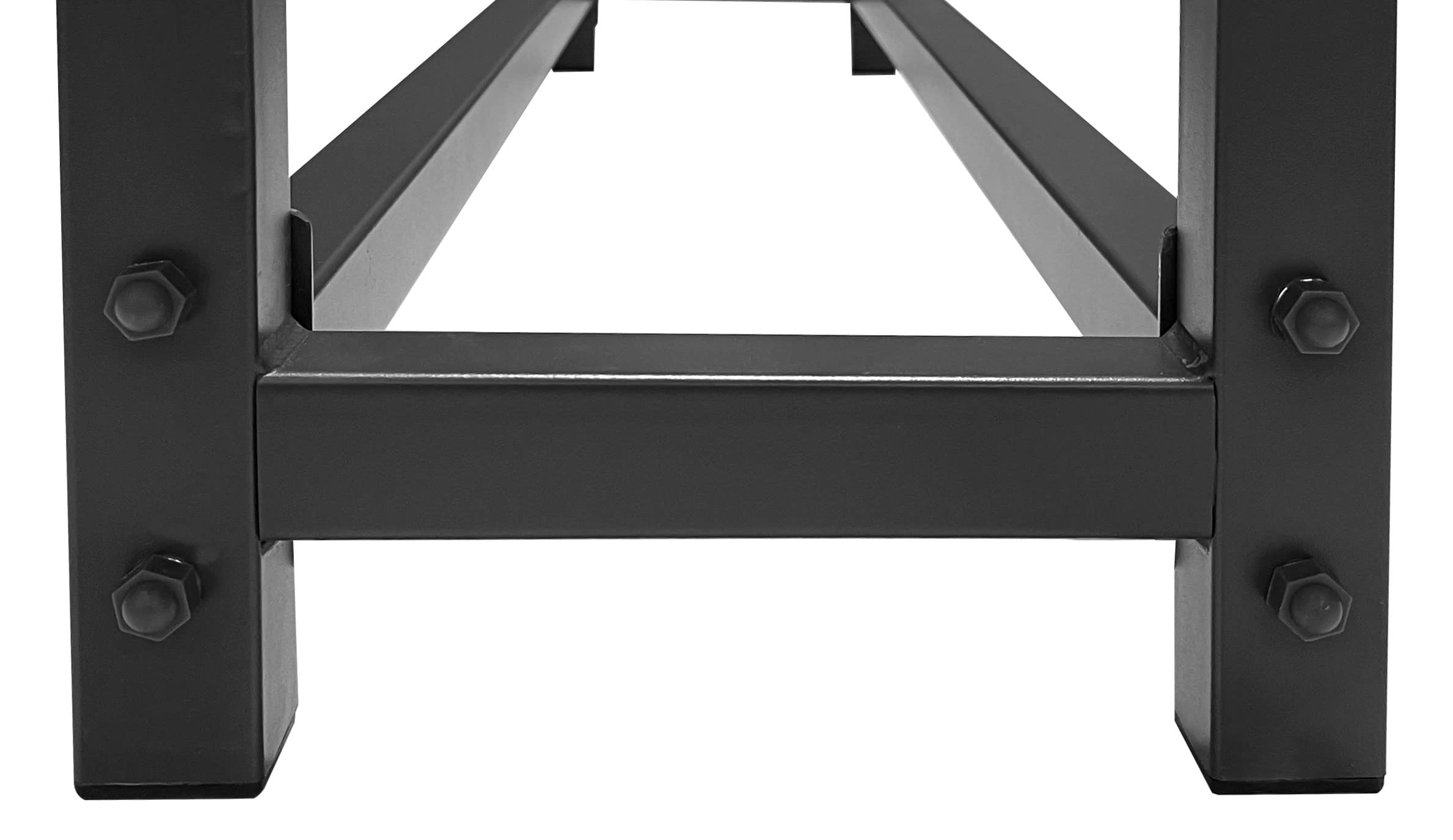 Gros plan sur un cadre métallique noir avec des boulons visibles et des connexions aux coins.