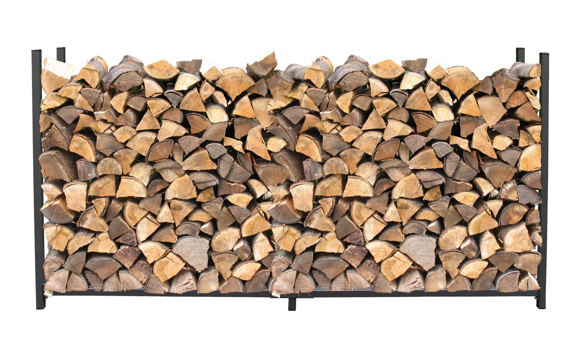 Un tas de bois de chauffage fendu soigneusement empilé dans un support en métal noir sur fond blanc.