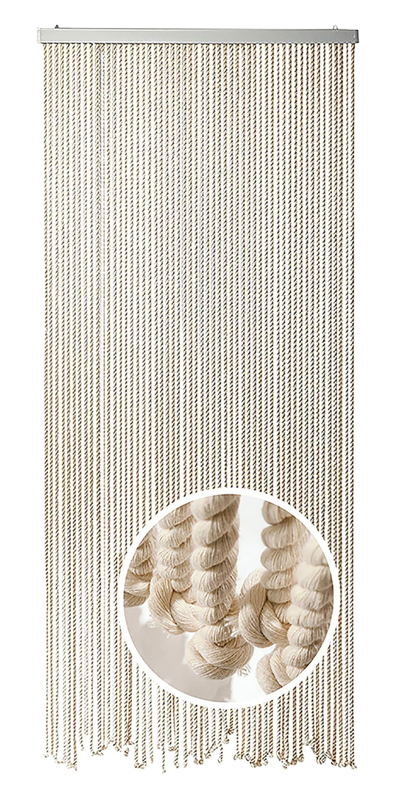 Ein weißer Vorhang aus vertikal hängenden, gedrehten Kordeln mit einem runden Detailbild der Knoten.