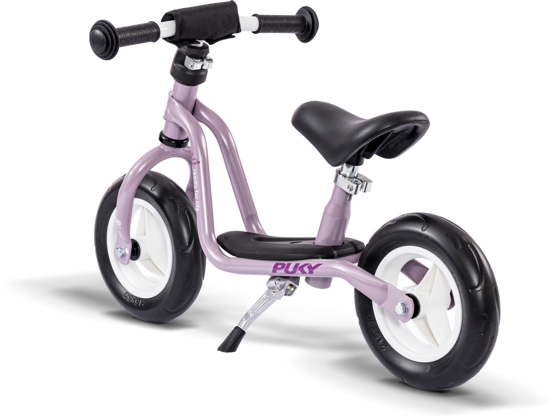 Une draisienne Puky violette avec des pneus noirs et une selle noire sur fond blanc.
