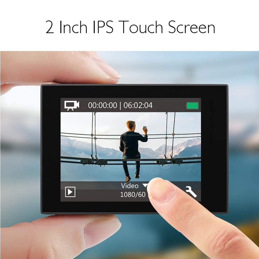 Une main touche l'écran tactile IPS de 2 pouces d'une caméra affichant une personne sur un pont suspendu.