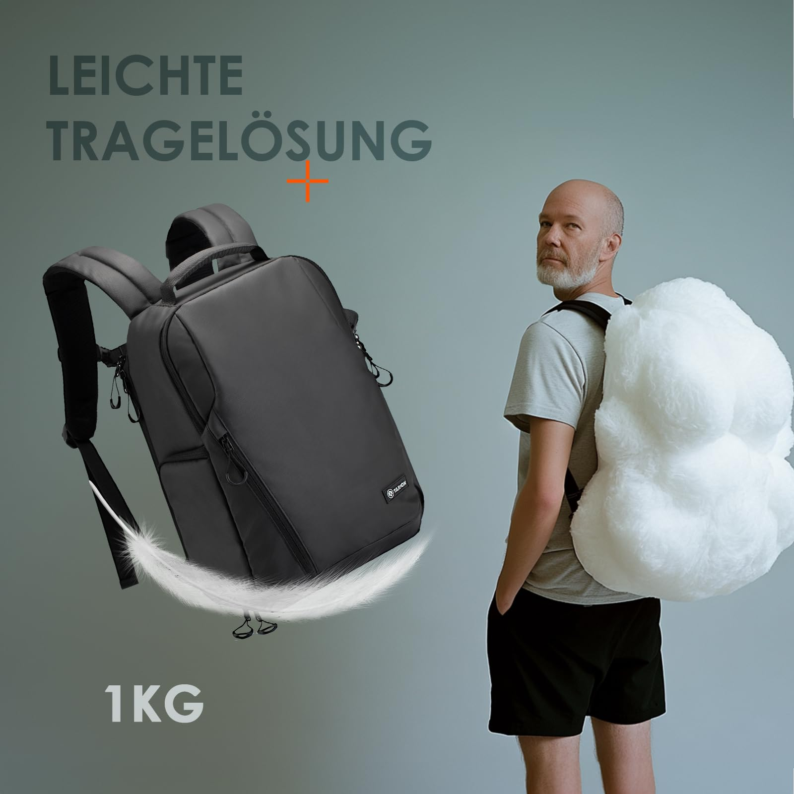 Ein Mann trägt einen Rucksack, der aussieht wie eine weiße Wolke. Links ist ein schwarzer Rucksack zu sehen.