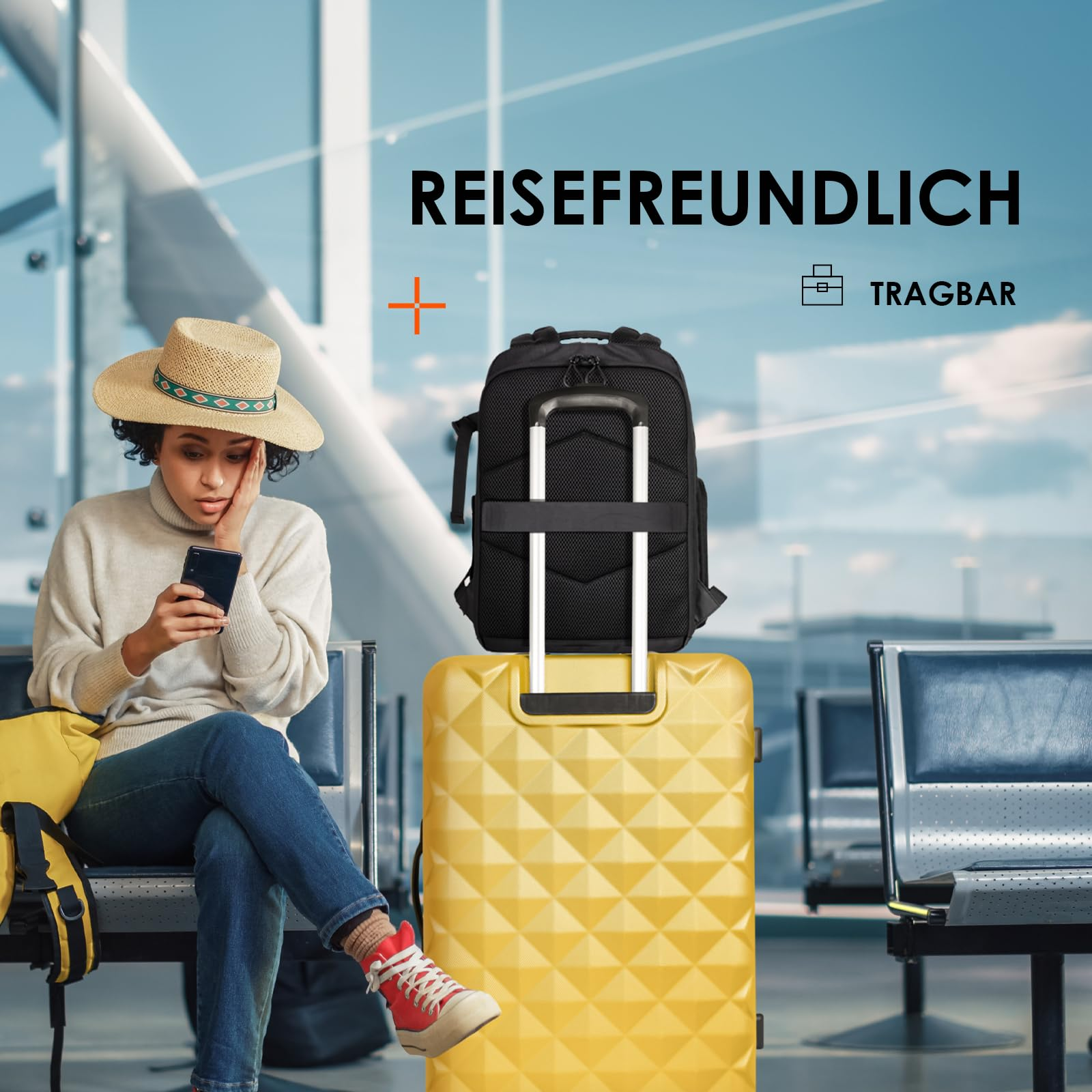 Frau mit Hut sitzt im Flughafen neben einem gelben Koffer mit aufgestecktem Rucksack und schaut aufs Smartphone.