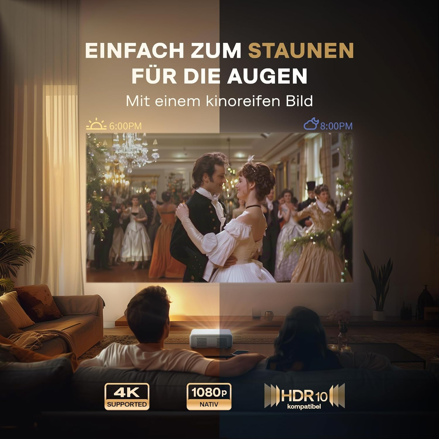 Ein Paar sitzt auf dem Sofa und schaut einen Film, der von einem Projektor an die Wand projiziert wird.