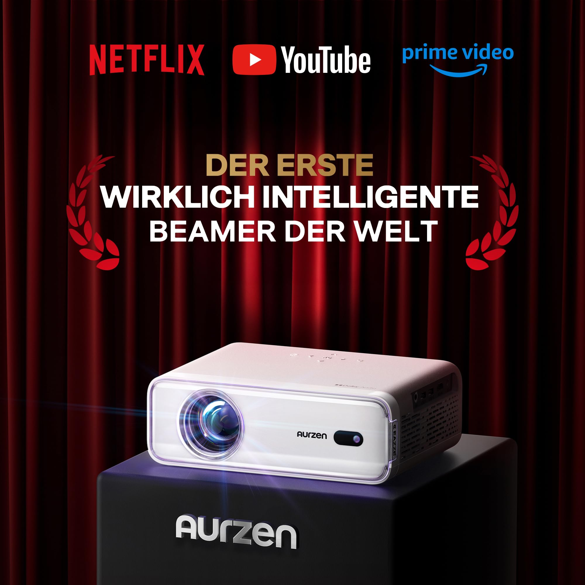 Ein Aurzen-Projektor steht vor roten Vorhängen mit Netflix-, YouTube- und Prime-Logos.