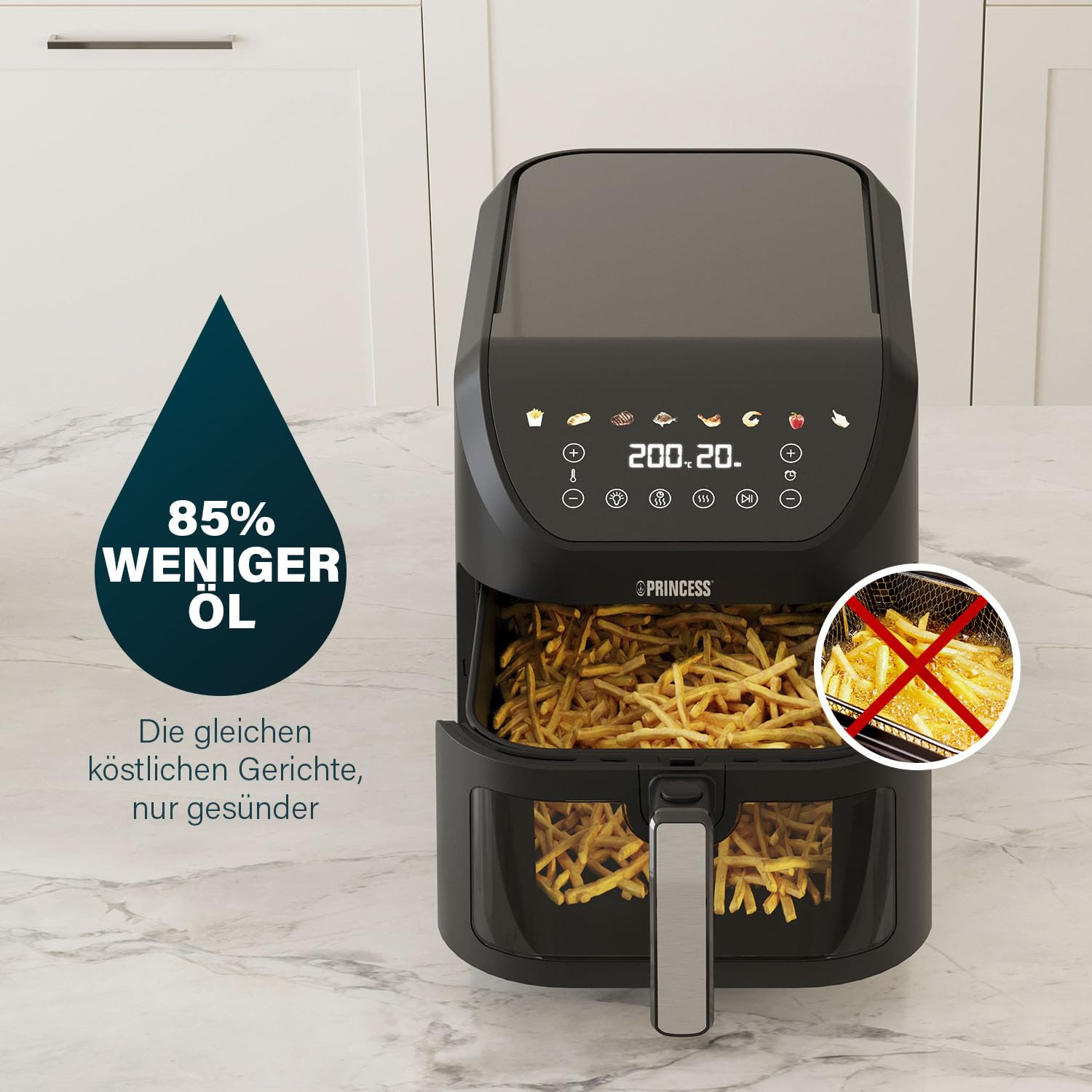 Friteuse à air noir Princess sur plan de travail en marbre blanc avec des frites et texte sur 85% d'huile en moins.