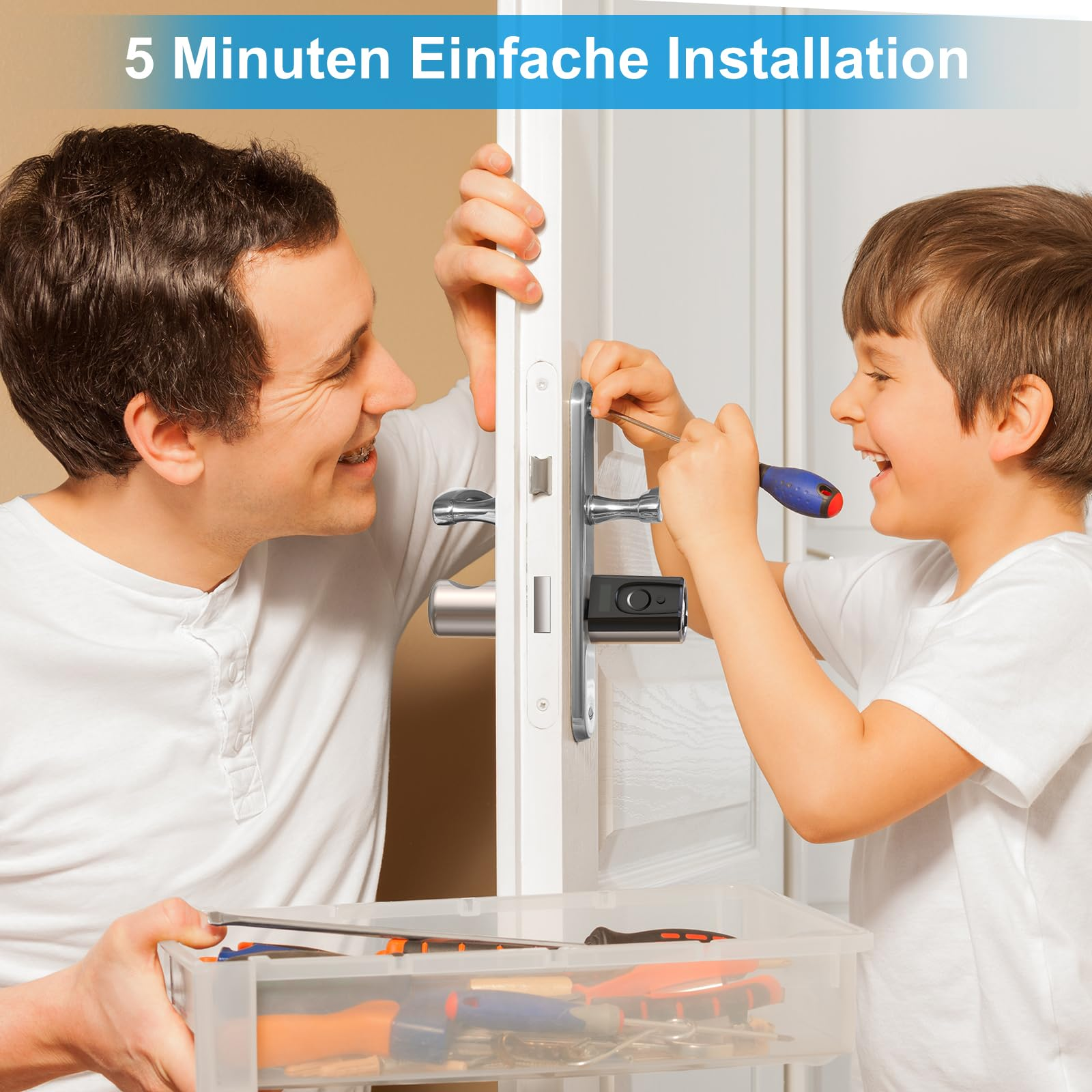 Ein Vater und sein Sohn installieren gemeinsam ein Smart Lock an einer Tür, während der Vater Werkzeug hält.