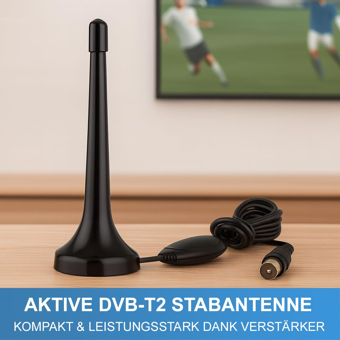 Eine schwarze DVB-T2 Stabantenne mit Kabel und Stecker steht auf einem Holztisch vor einem Fernseher.