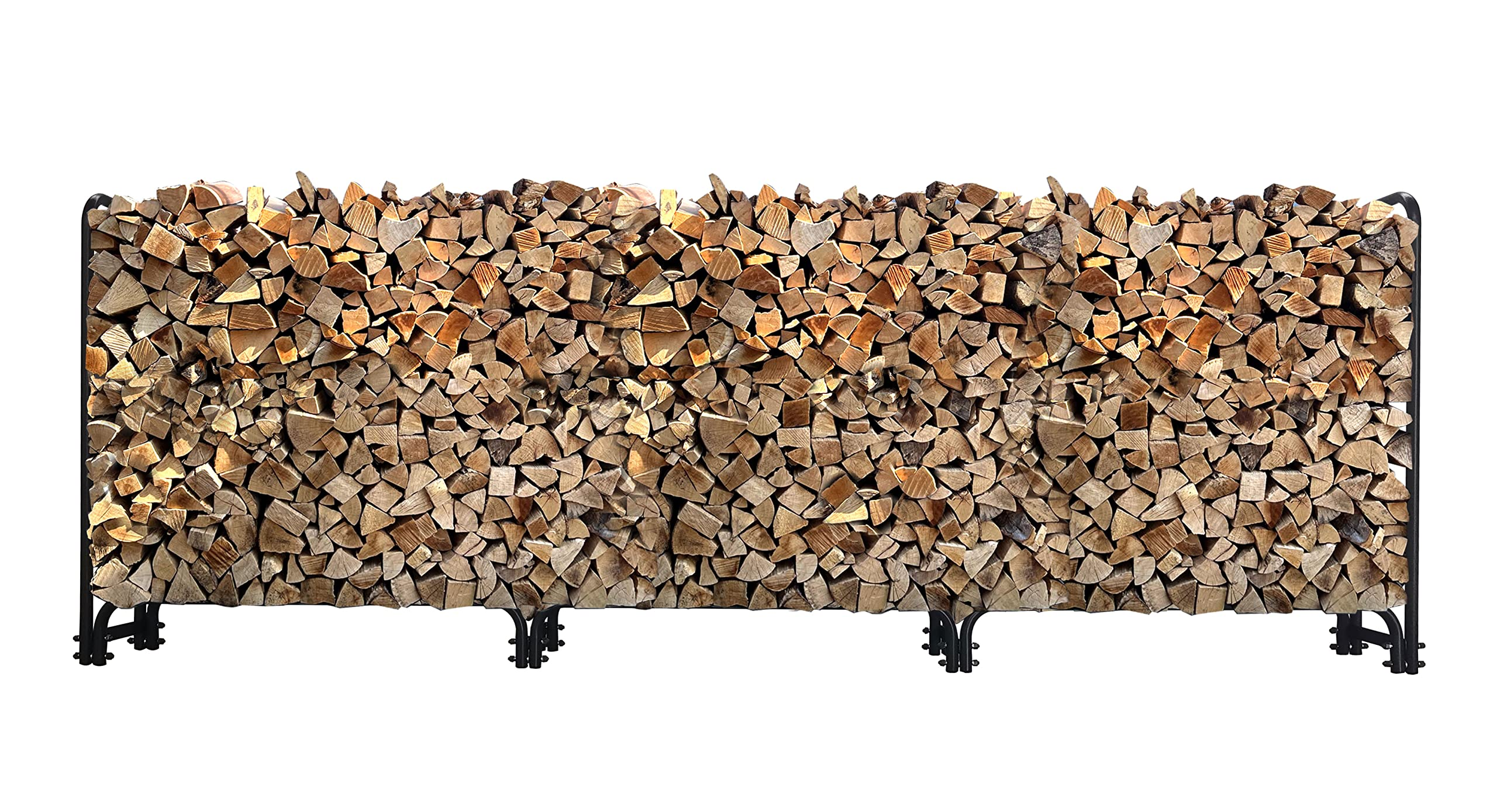Une pile bien rangée de bois de chauffage fendu dans un long support en métal noir sur fond blanc.
