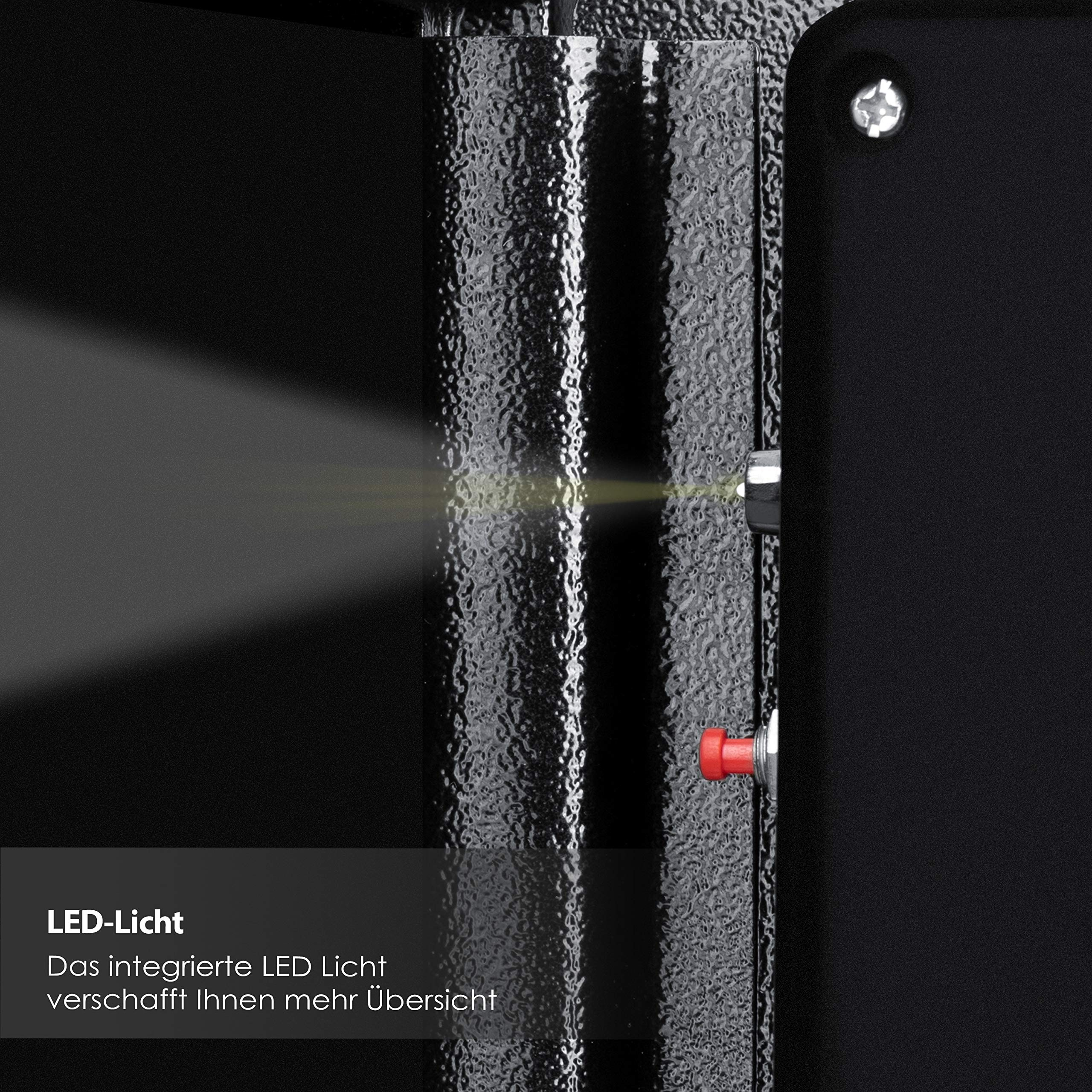 Nahaufnahme einer schwarzen Safe-Innenseite mit LED-Licht und Schalter.