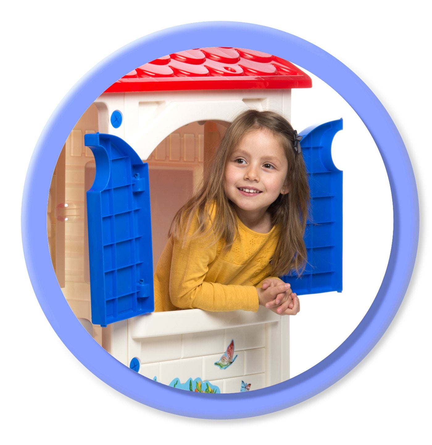 Una bambina sorridente con una camicia gialla si sporge dalla finestra di una casetta con persiane blu.