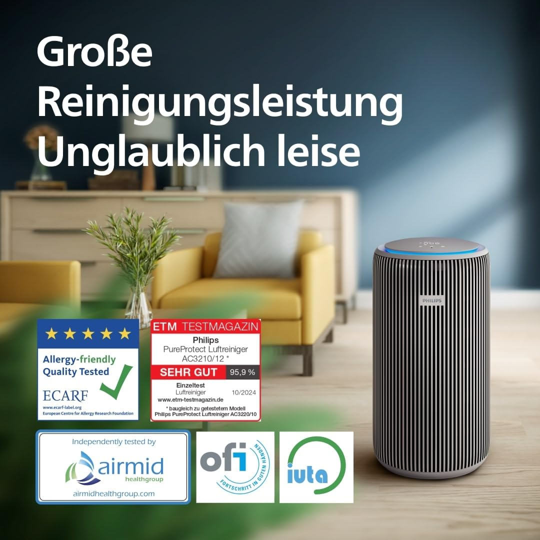 Philips Luftreiniger in einem Wohnzimmer mit Qualitäts- und Testsiegeln im Vordergrund.