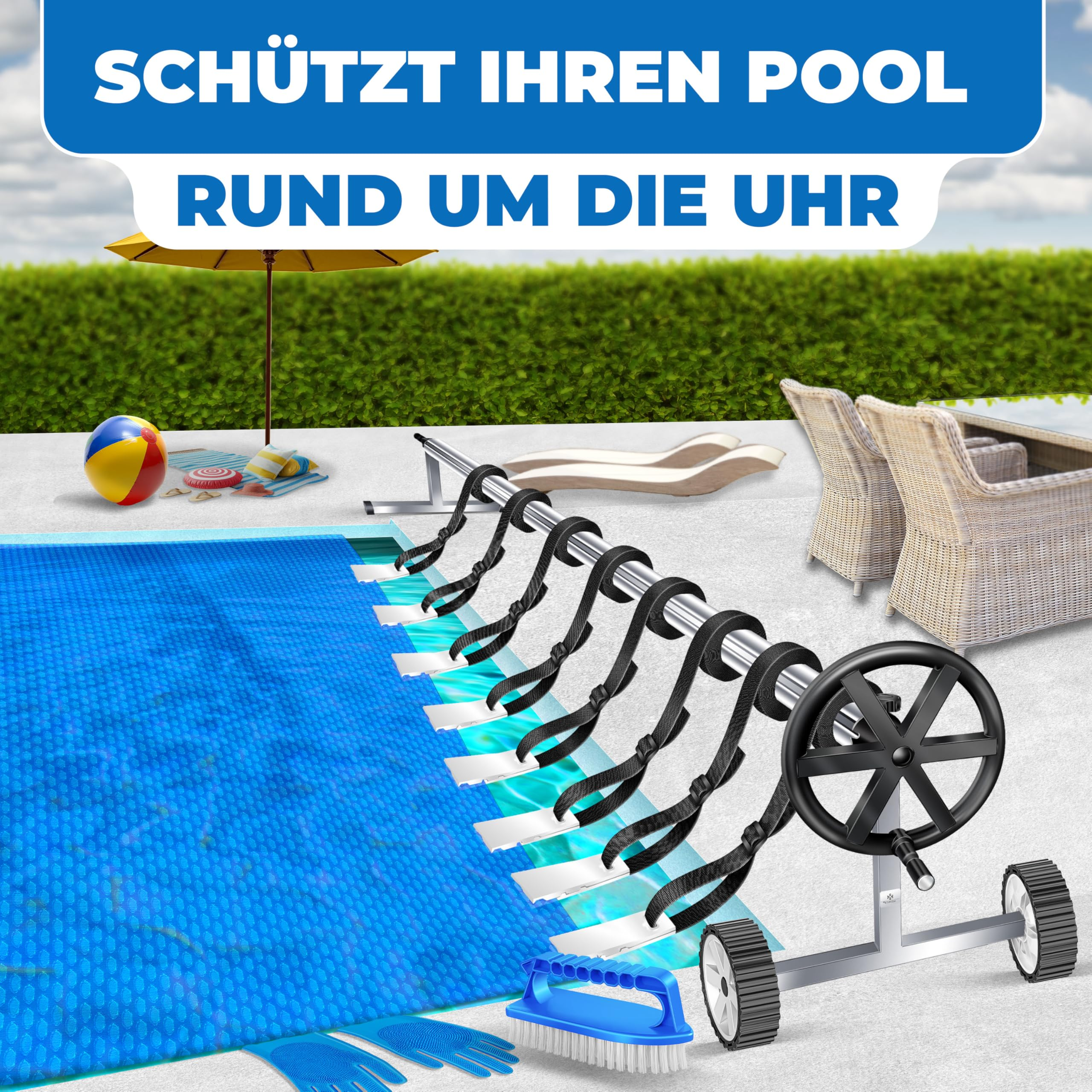 Pool-Aufrollvorrichtung mit blauer Abdeckung am Pool, im Hintergrund Gartenmöbel und ein Regenschirm.