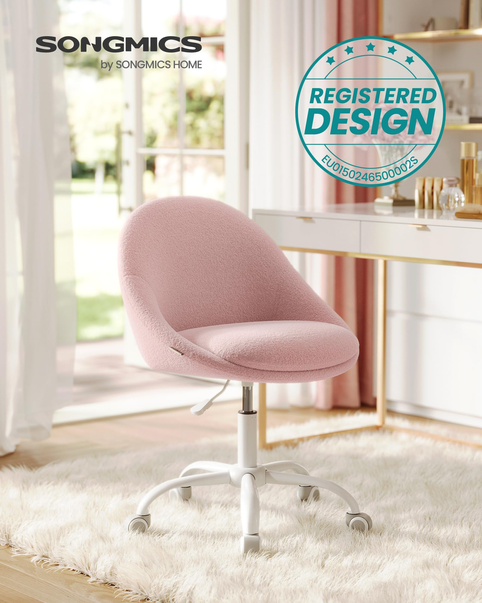 Une chaise de bureau rose et duveteuse avec des roulettes blanches sur un tapis blanc dans une pièce lumineuse.