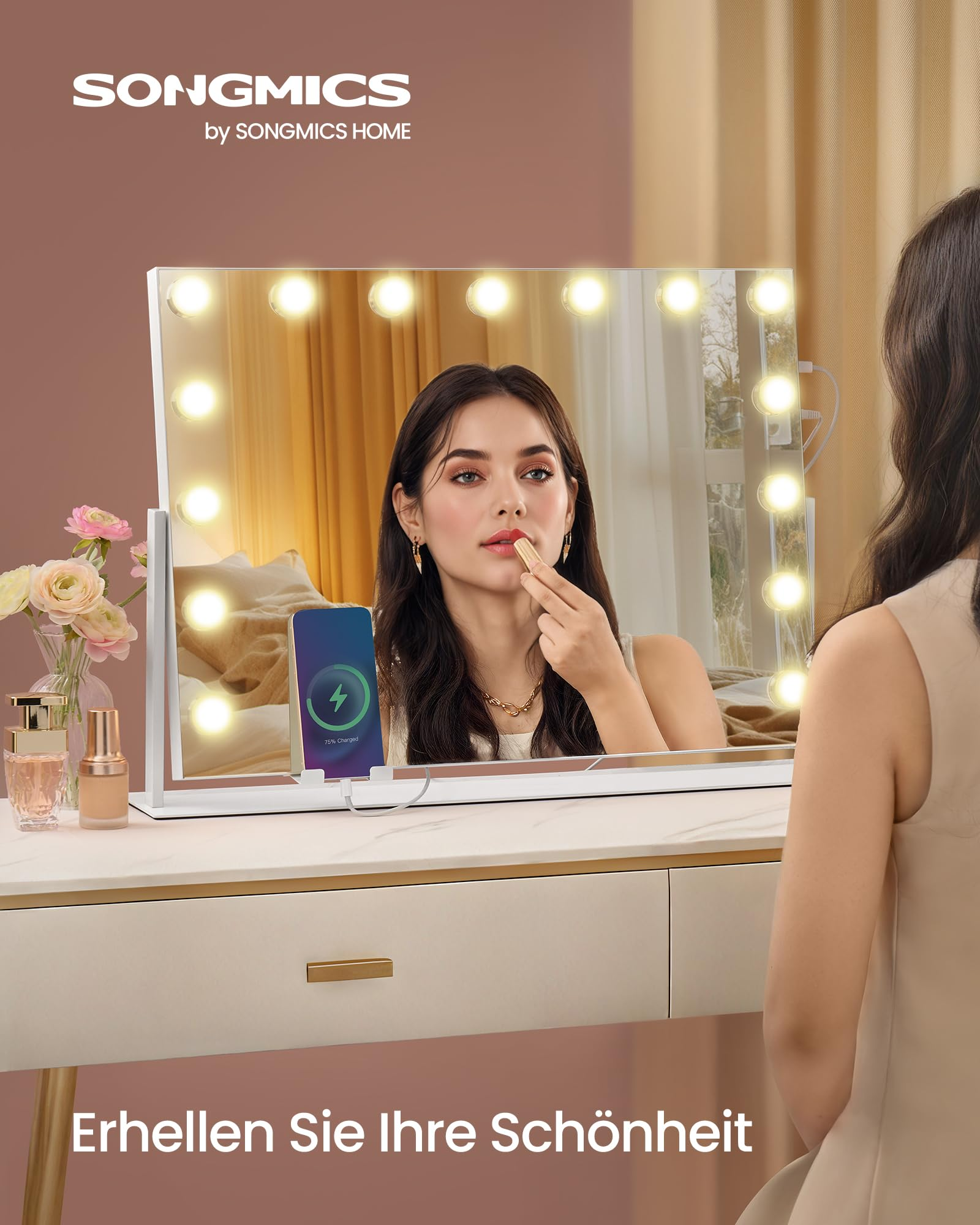 Una donna siede davanti a uno specchio per il trucco illuminato e applica il rossetto.