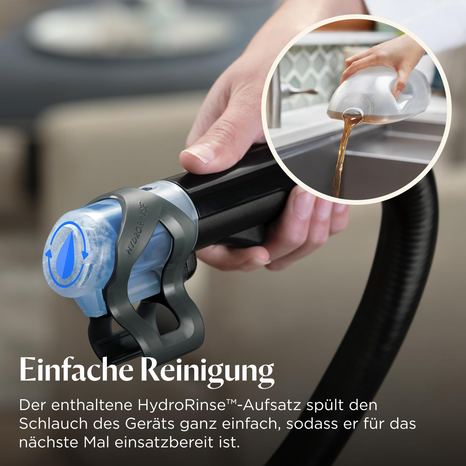 Una mano regge un accessorio per la pulizia, con un riquadro che mostra il liquido sporco che viene svuotato.