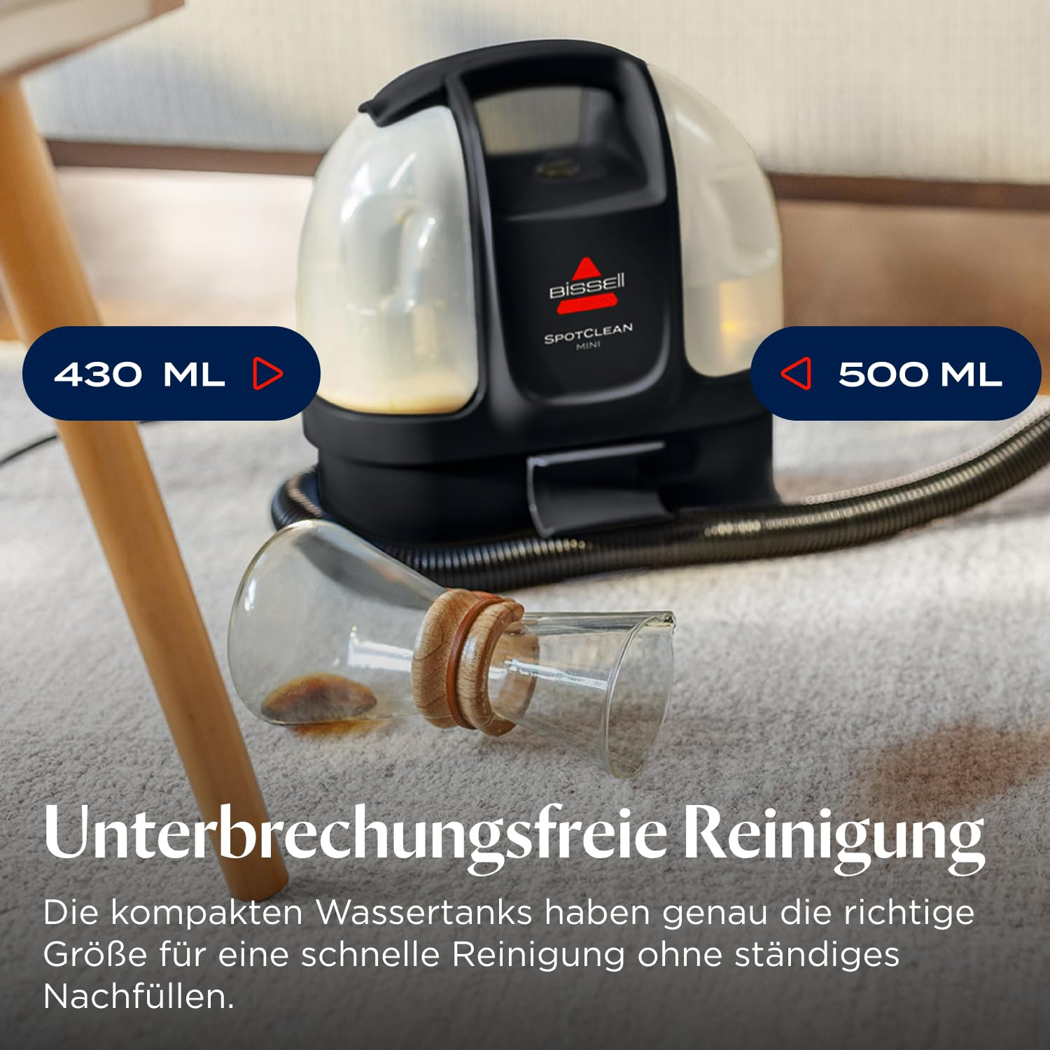 Bissell SpotClean Mini su tappeto con serbatoi da 430ml e 500ml e caraffa di caffè rovesciata.