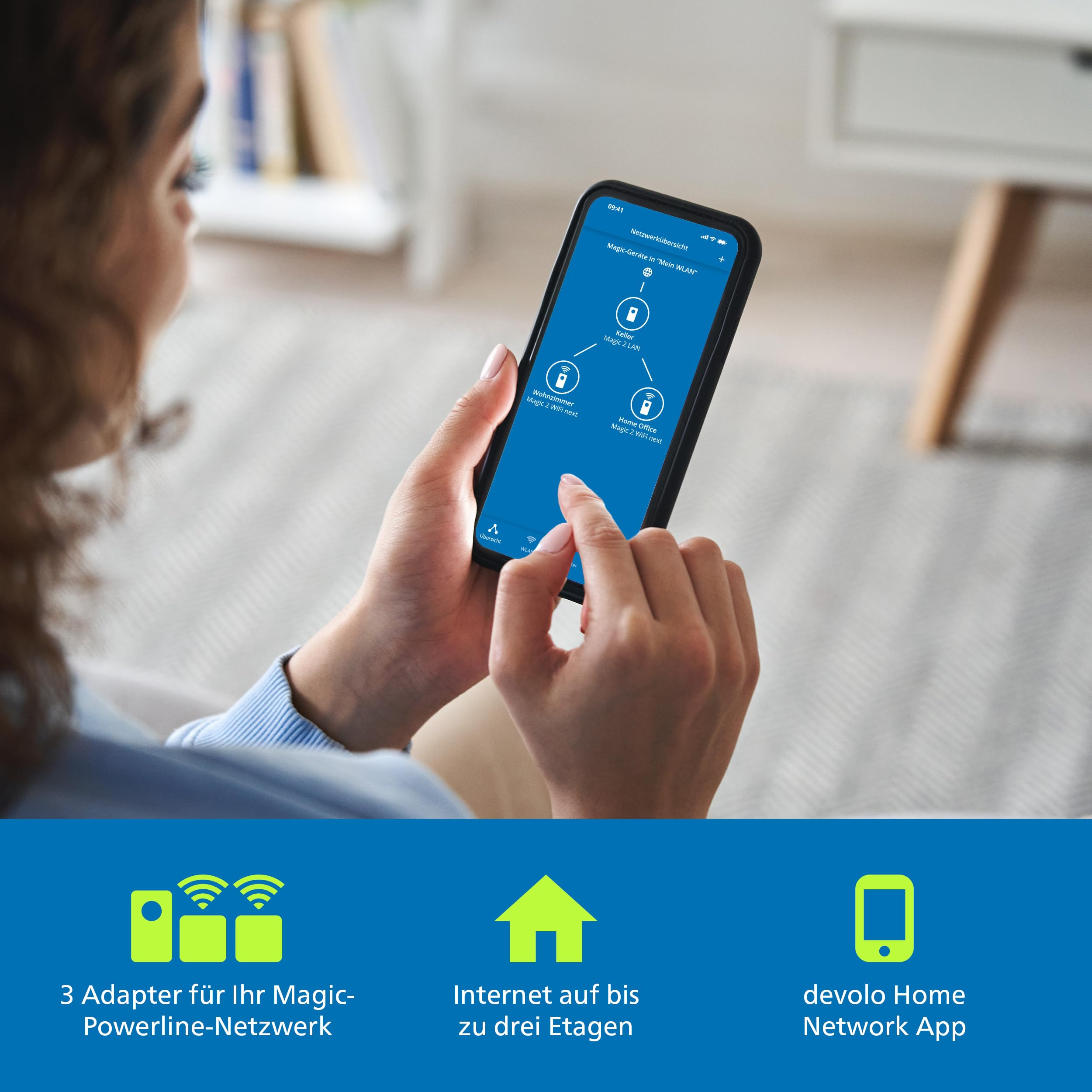 Una donna tiene uno smartphone e usa un'app di rete per gli adattatori Devolo.
