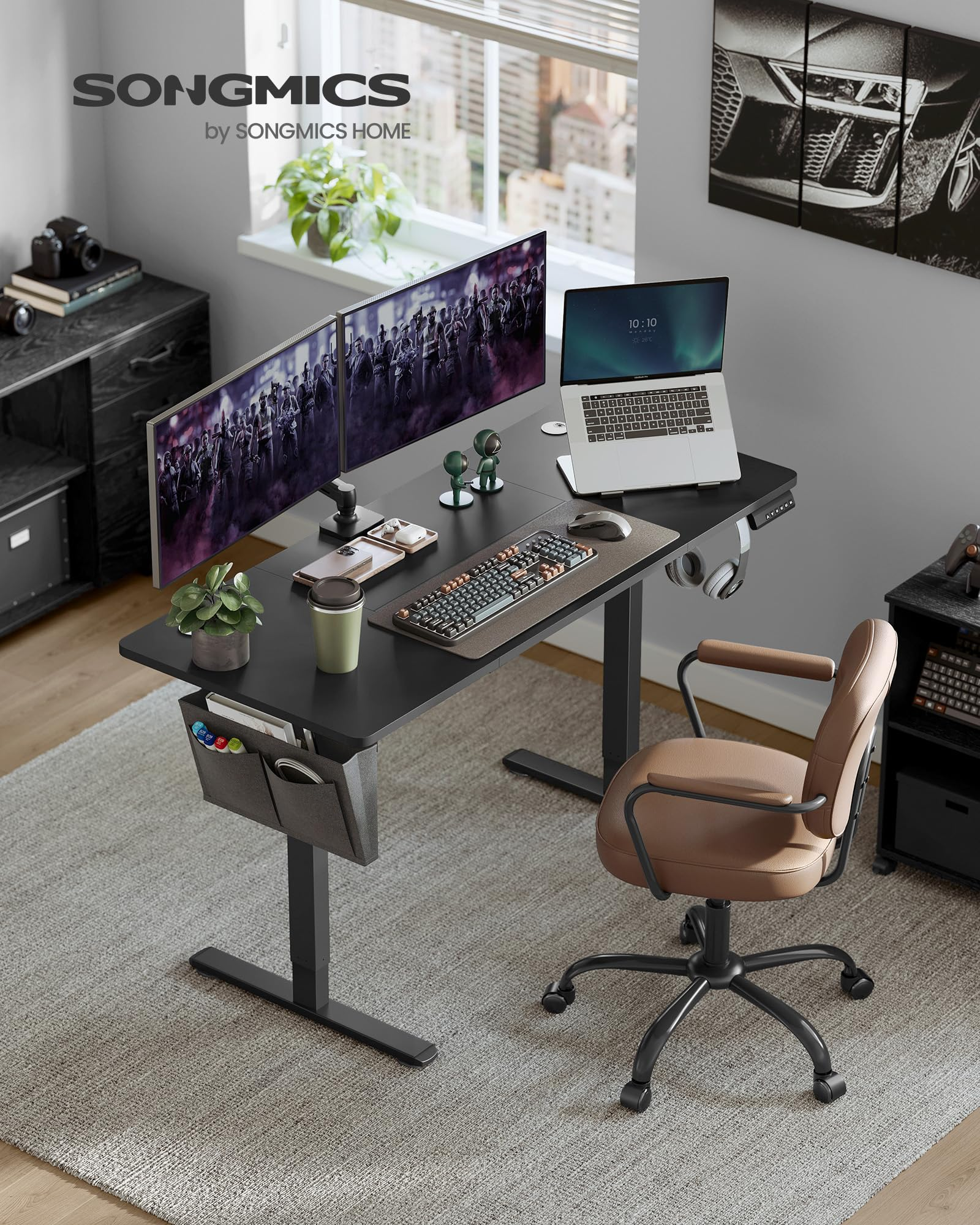 Configuration de bureau moderne avec deux moniteurs, ordinateur portable, clavier et chaise marron dans une pièce lumineuse.