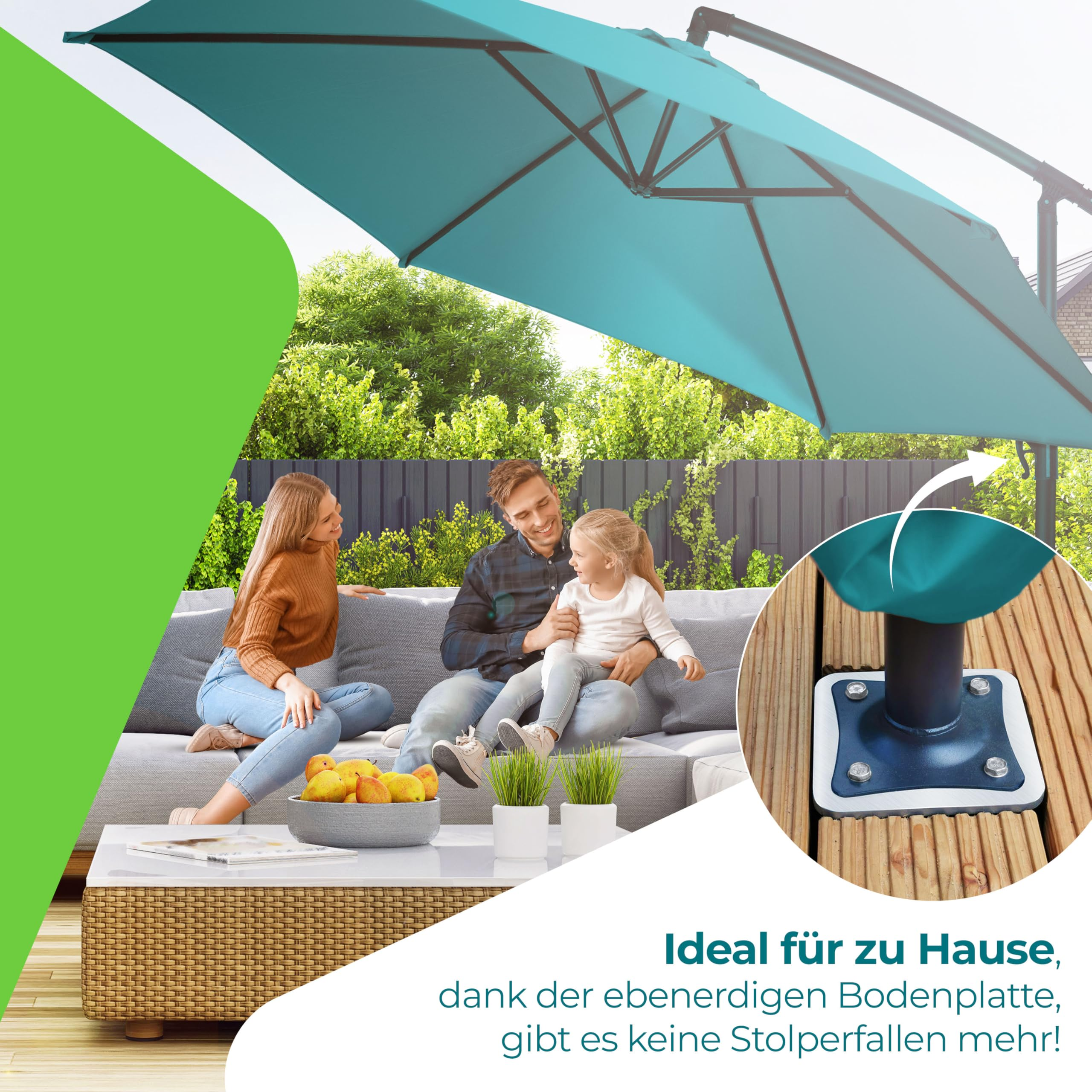 Une famille assise sur un canapé sous un parasol turquoise, avec un insert montrant la base fixée sur des lattes.