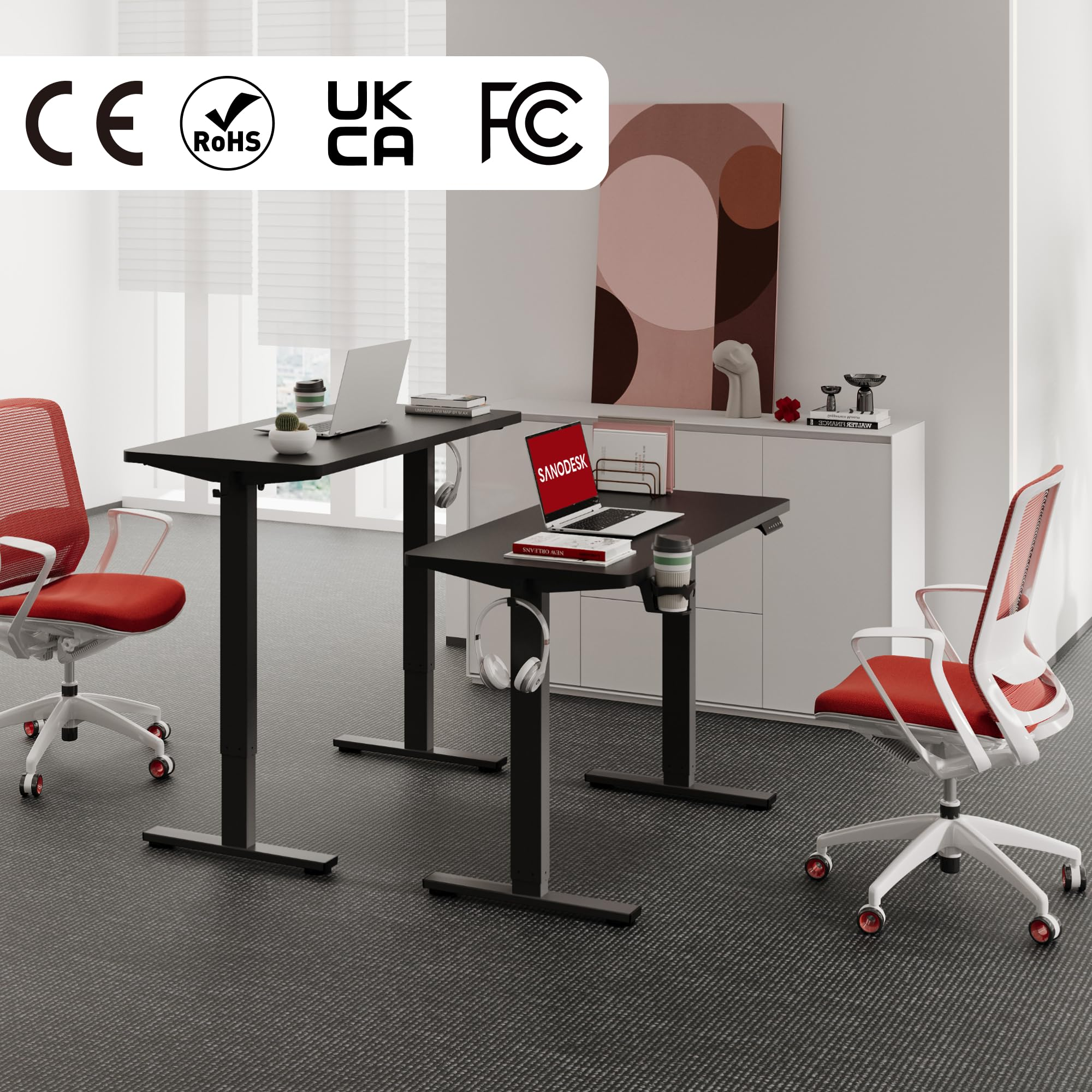 Deux bureaux debout noirs avec ordinateurs portables et chaises rouges dans un bureau moderne.