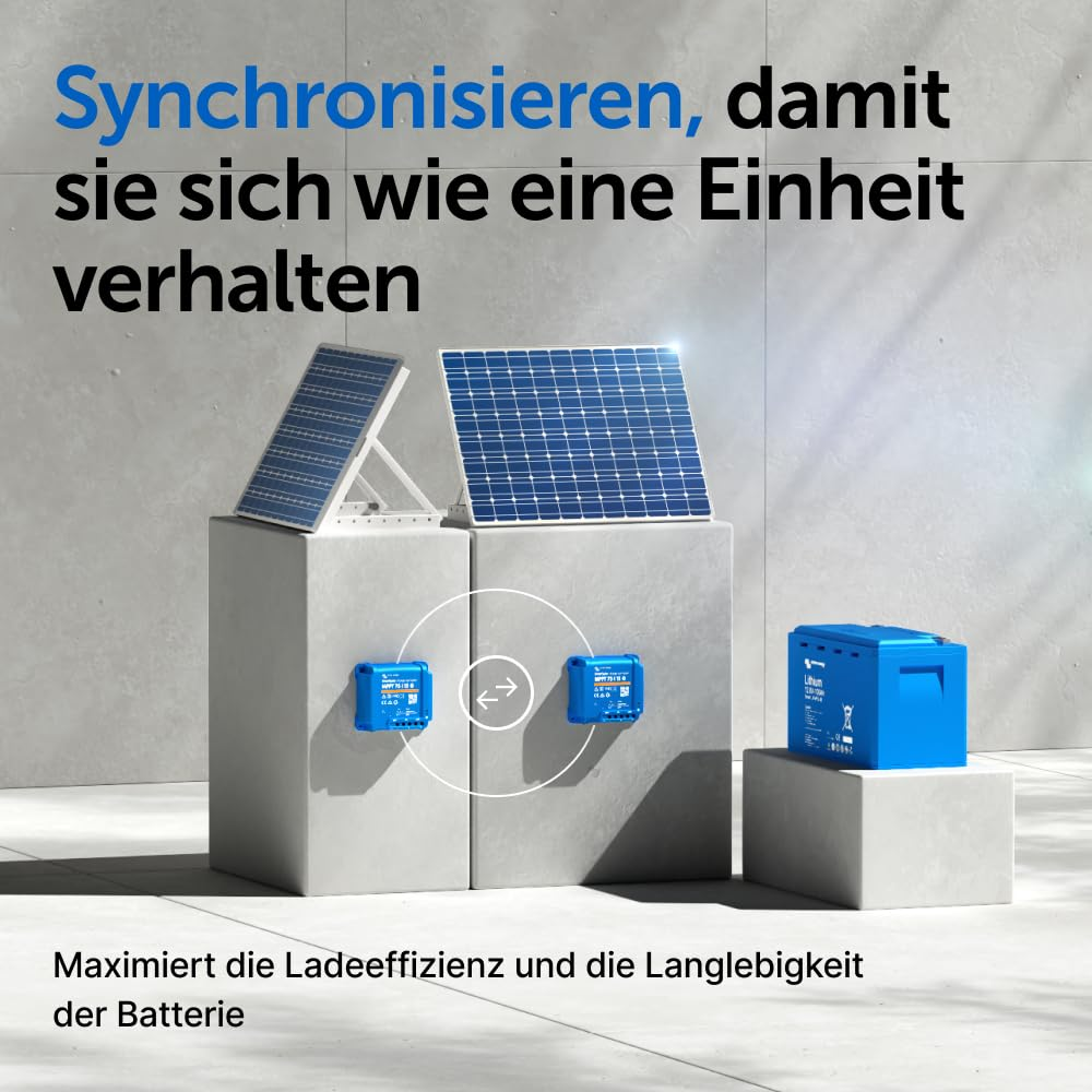 Due pannelli solari e regolatori di carica blu su blocchi grigi accanto a una batteria blu.
