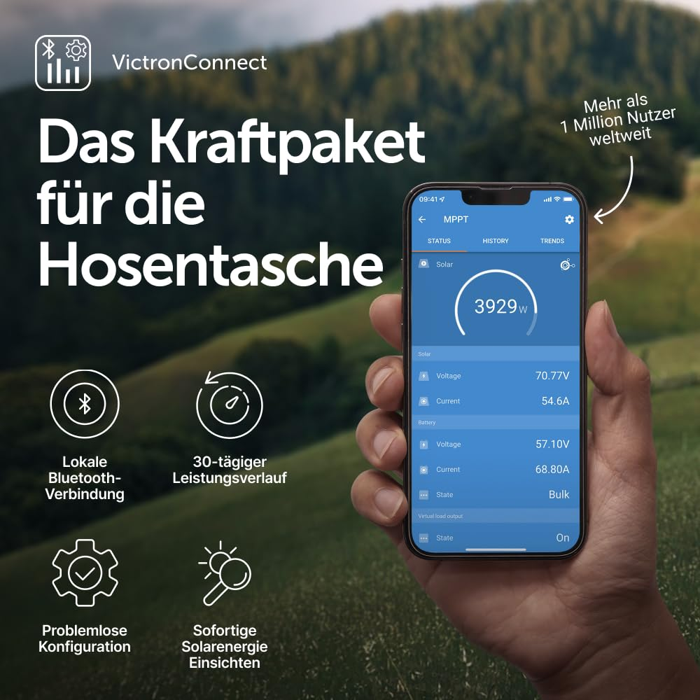 Una mano tiene uno smartphone che mostra l'app VictronConnect con dati solari su sfondo montano.