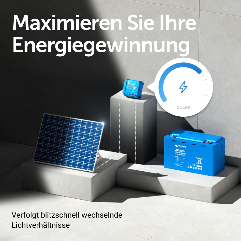 Pannello solare, batteria al litio blu, regolatore MPPT e grafico solare su piattaforme grigie.