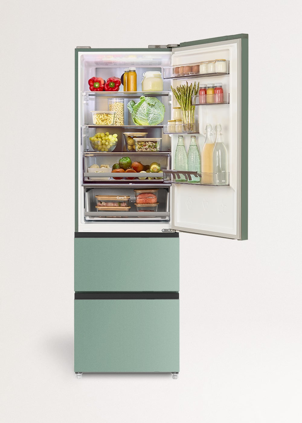 Un refrigerador verde abierto con estantes llenos de verduras frescas, frutas, botellas y recipientes.
