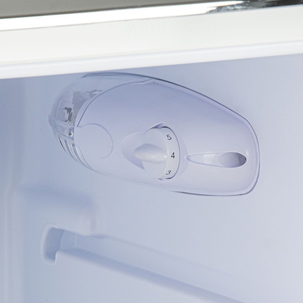 Un bouton de réglage de la température de réfrigérateur blanc affiche les chiffres 3, 4 et 5.