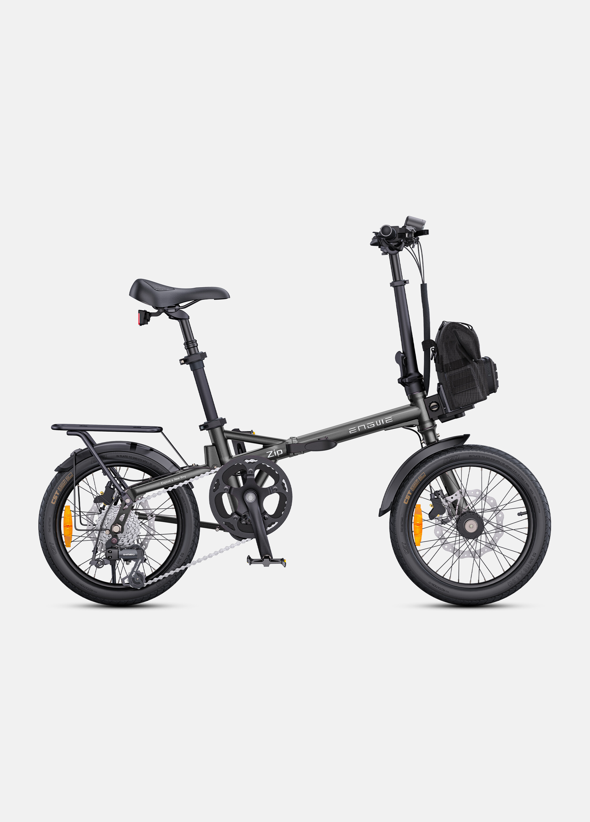 Una bicicletta pieghevole grigia con ruote piccole, sella nera e borsa da manubrio su sfondo chiaro.