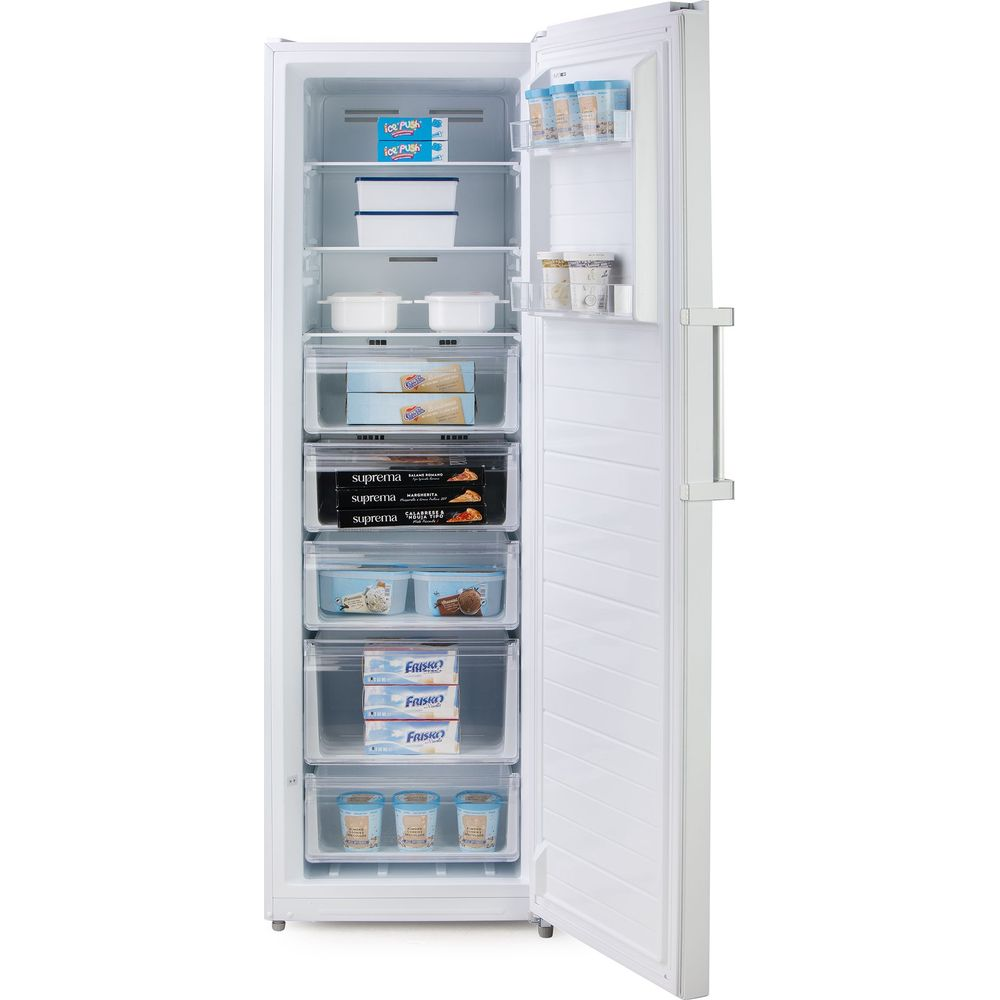 Un congélateur vertical blanc ouvert rempli de nourriture, de crème glacée et de boîtes.