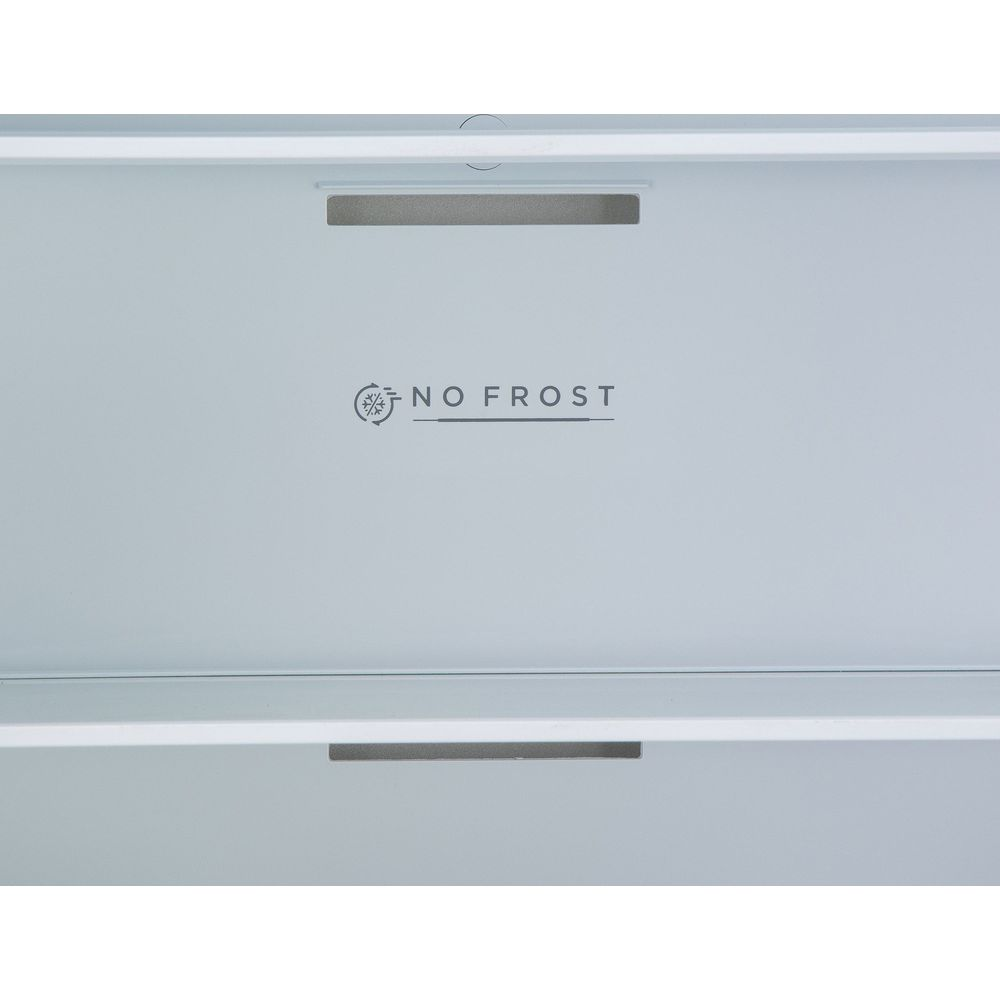 Gros plan sur l'inscription No Frost à l'intérieur d'un congélateur blanc.