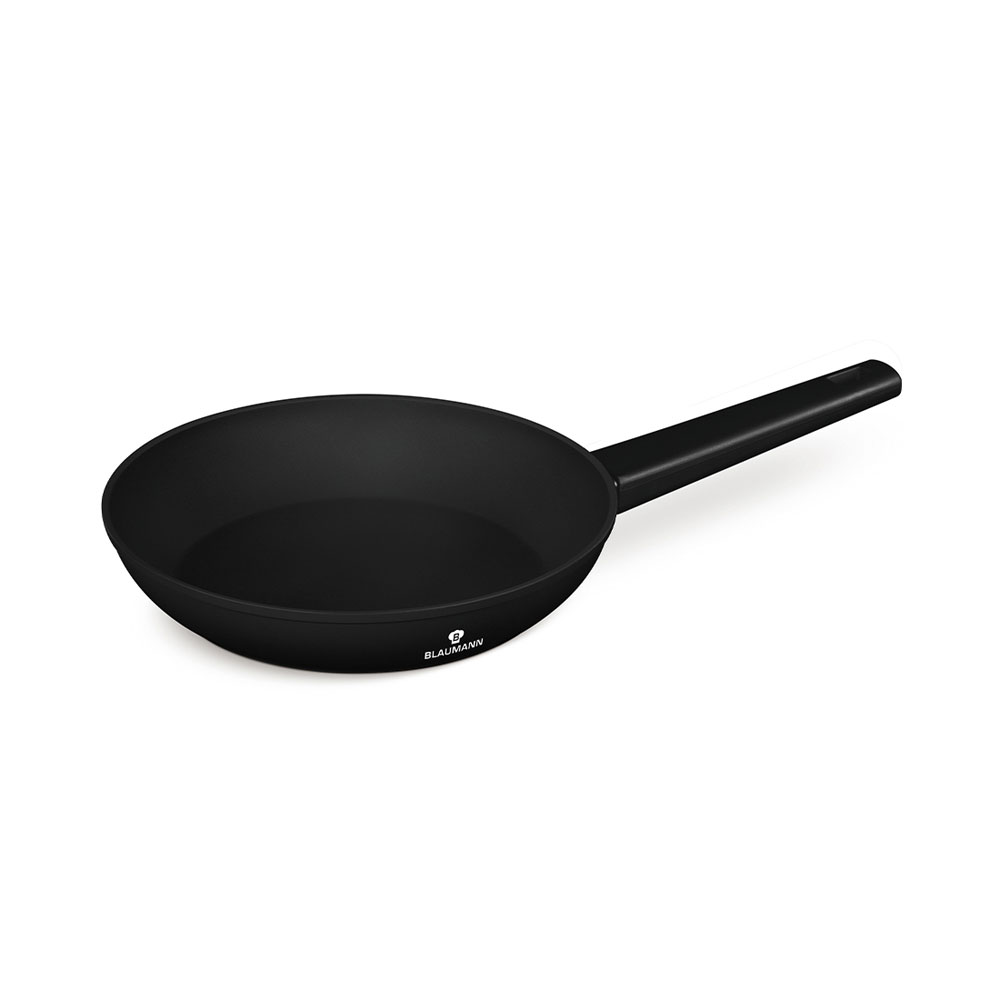 Una sartén negra con mango largo sobre fondo blanco, con el logotipo de Blaumann.
