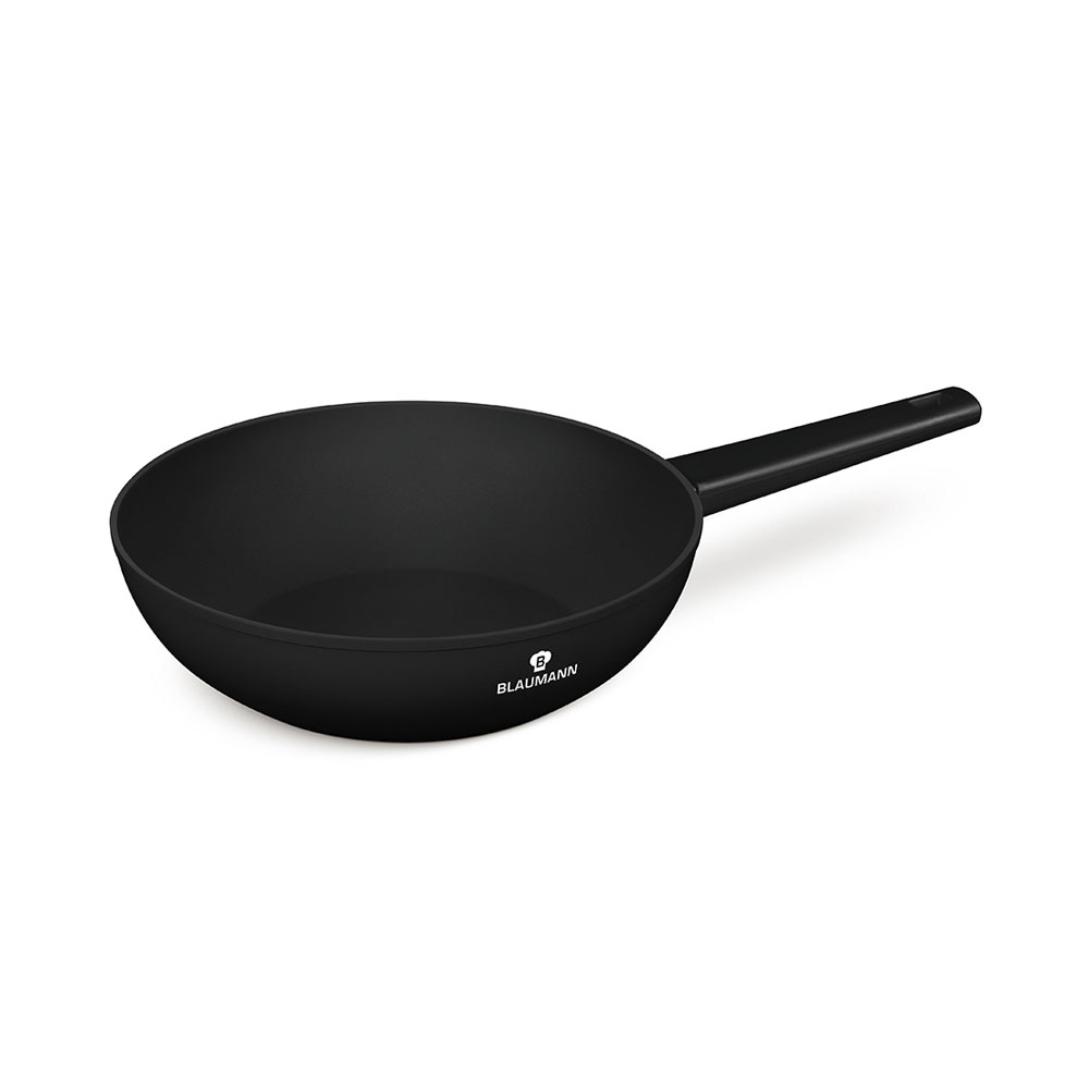 Una sartén wok negra de Blaumann con mango largo sobre fondo blanco.
