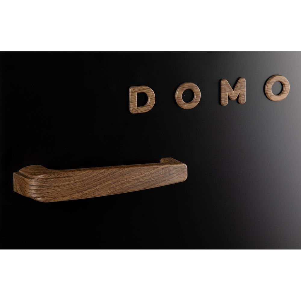Holzgriff und DOMO-Schriftzug aus Holz an einer schwarzen Front.