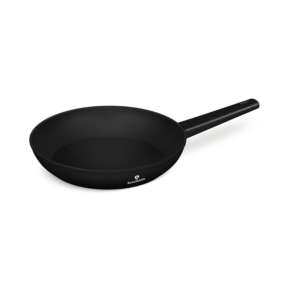Una sartén negra con mango largo y logotipo blanco de la marca en la parte delantera sobre fondo blanco.