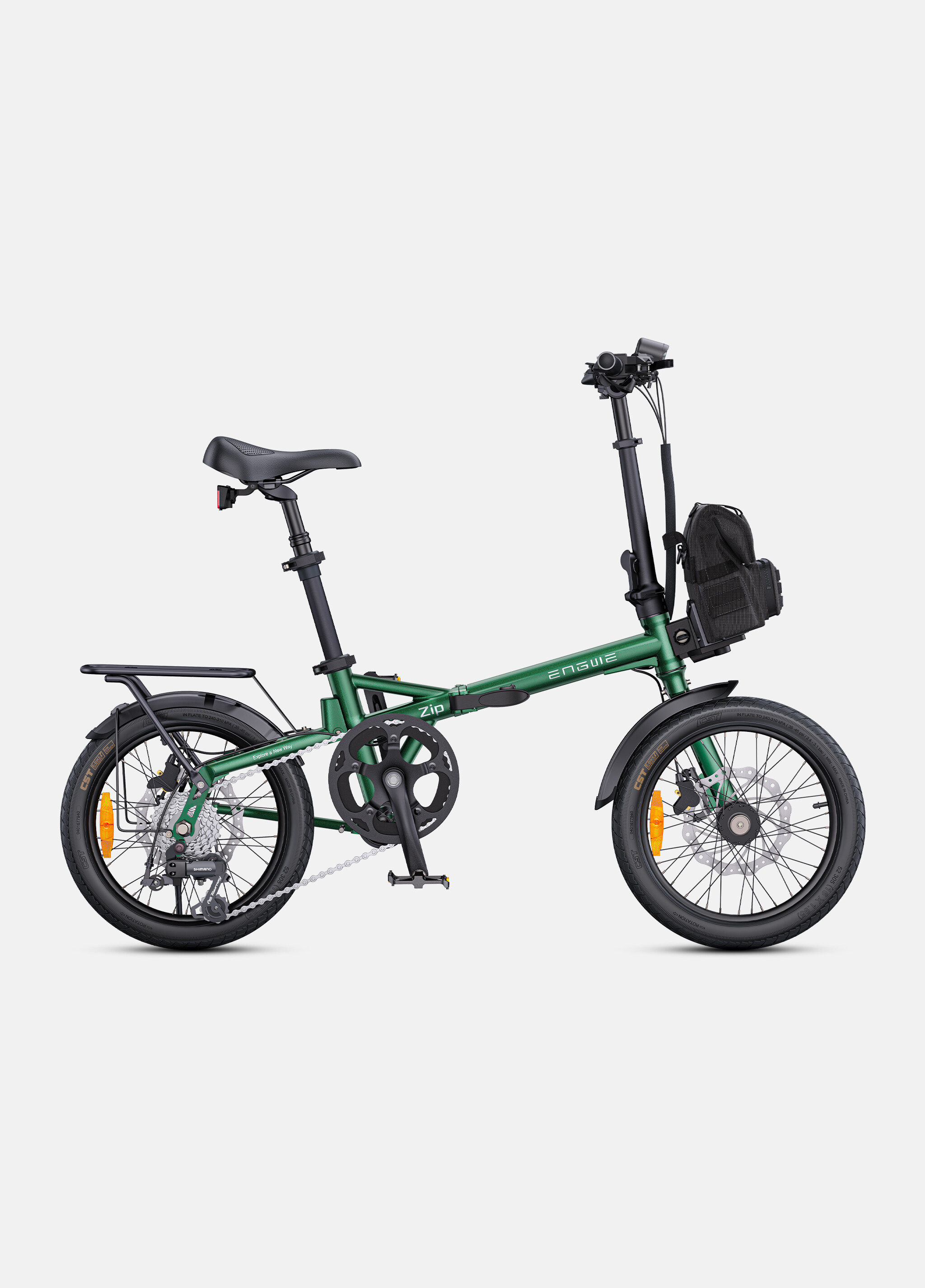 Una bicicletta pieghevole verde con sella nera, portapacchi e una piccola borsa sul manubrio su sfondo chiaro.