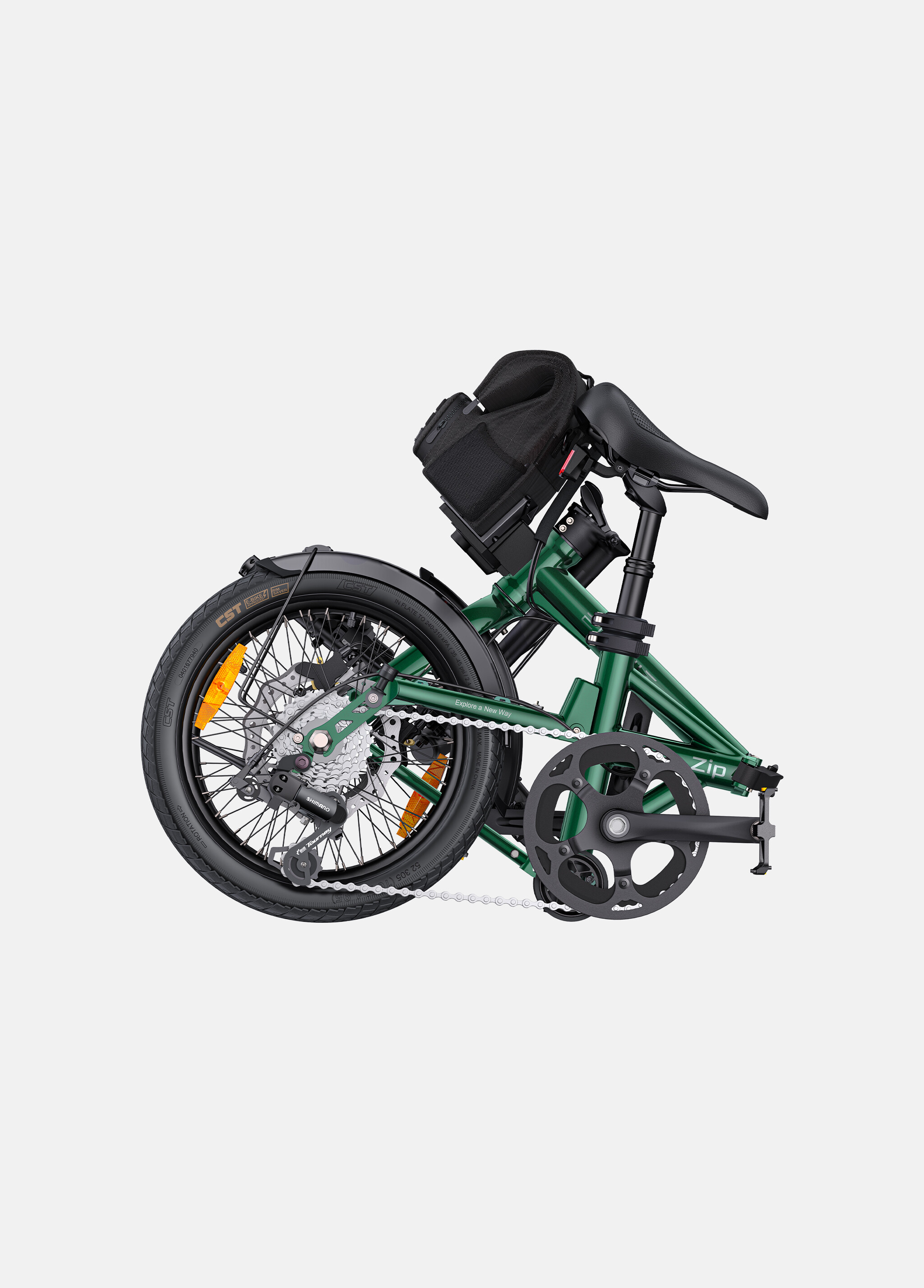 Una bicicletta pieghevole verde scuro compatta con borsa da sella nera e cambio su sfondo chiaro.