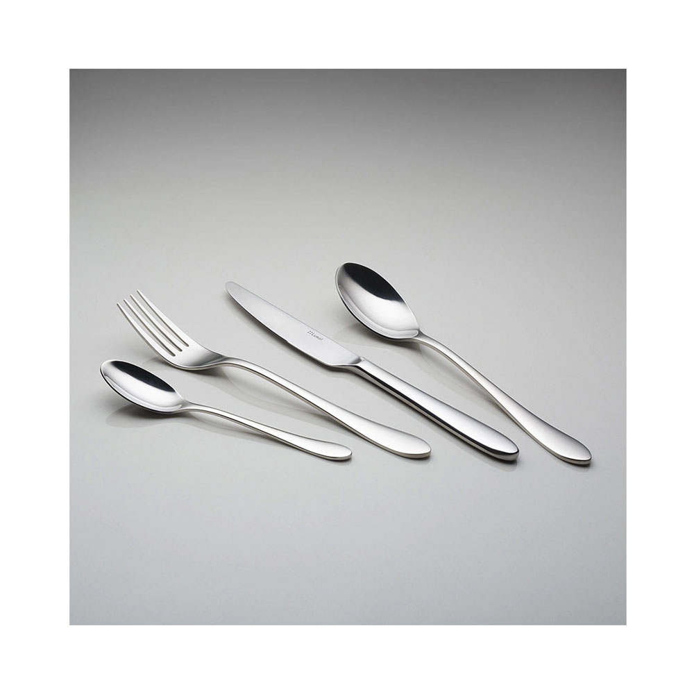 Un ensemble de quatre couverts en argent brillants comprenant une petite cuillère, une fourchette, un couteau et une grande cuillère.