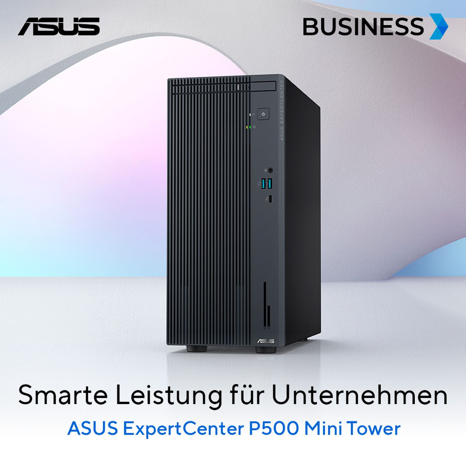 Ein schwarzer ASUS ExpertCenter P500 Mini Tower steht auf einer hellen Oberfläche vor einem gebogenen Hintergrund.