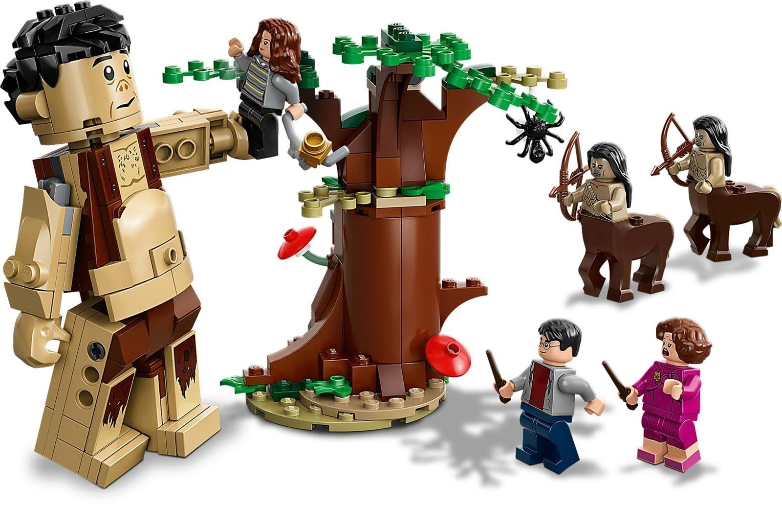 Lego-Szene mit einem Riesen, Bäumen, zwei Zentauren, einer Spinne und Figuren von Harry Potter und Dolores Umbridge.