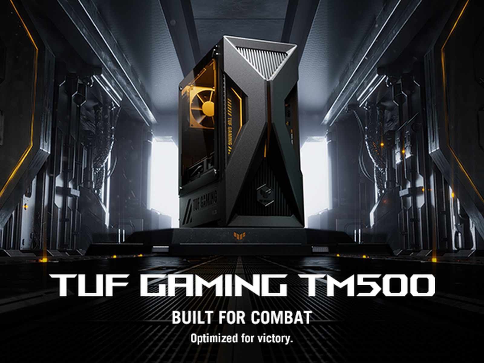 Schwarzer TUF Gaming TM500 PC in einem futuristischen, industriellen Raum mit gelber Beleuchtung.