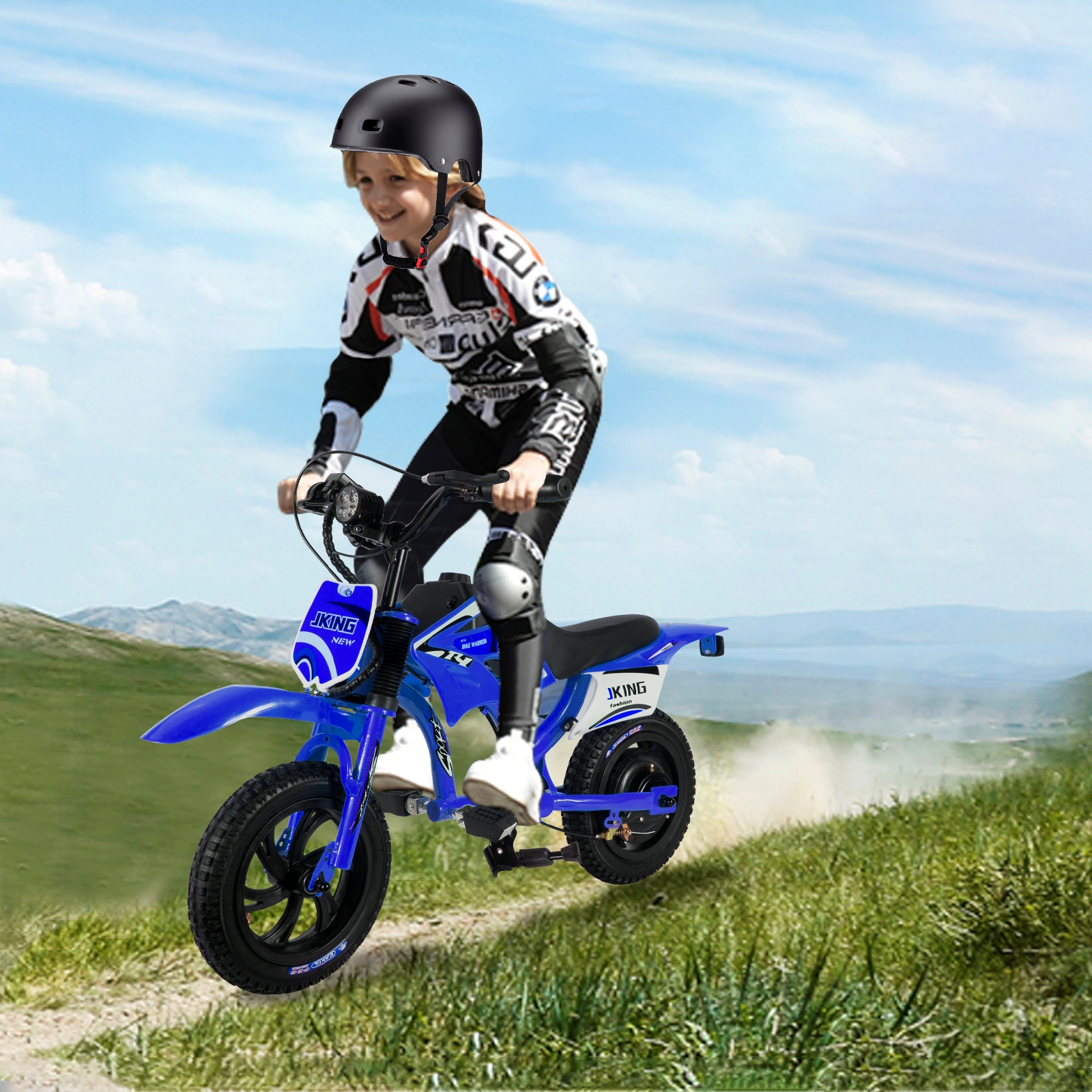 Un bambino con casco guida una piccola moto da cross blu su un sentiero sterrato.