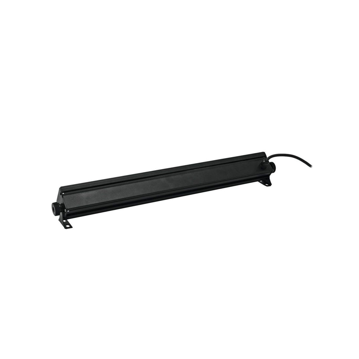 Eine schwarze, längliche LED-Lichtleiste mit Befestigungswinkeln und Stromkabel vor weißem Hintergrund.