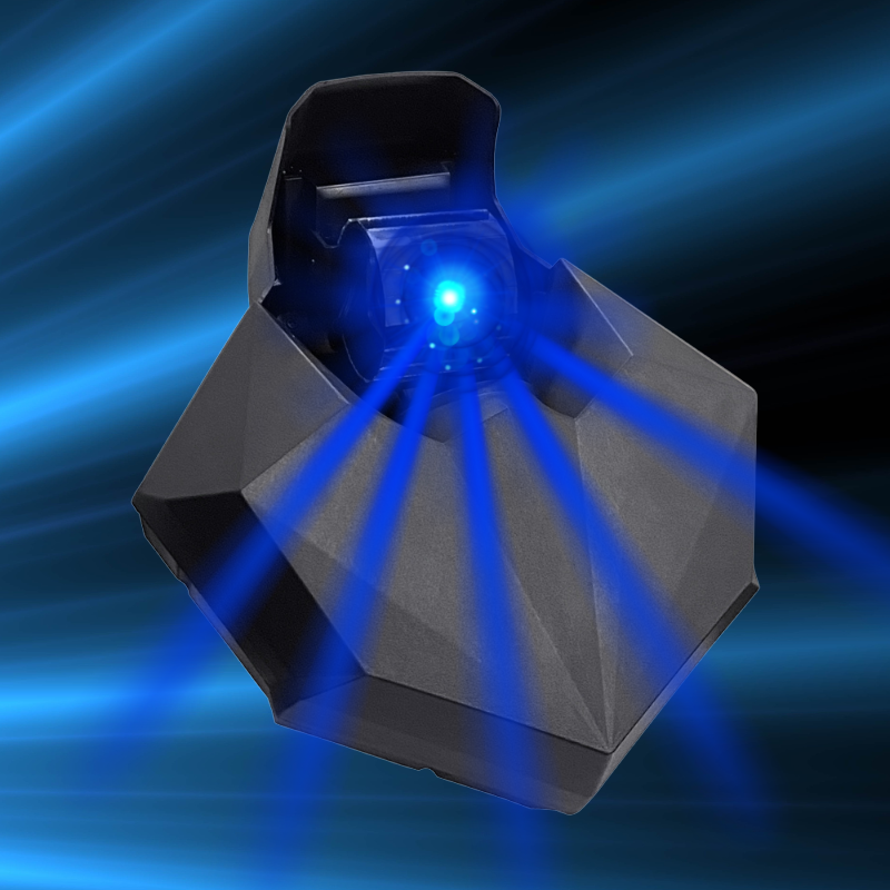 Ein schwarzes Gerät mit kantigem Design strahlt hellblaues Licht aus auf blauem Hintergrund.